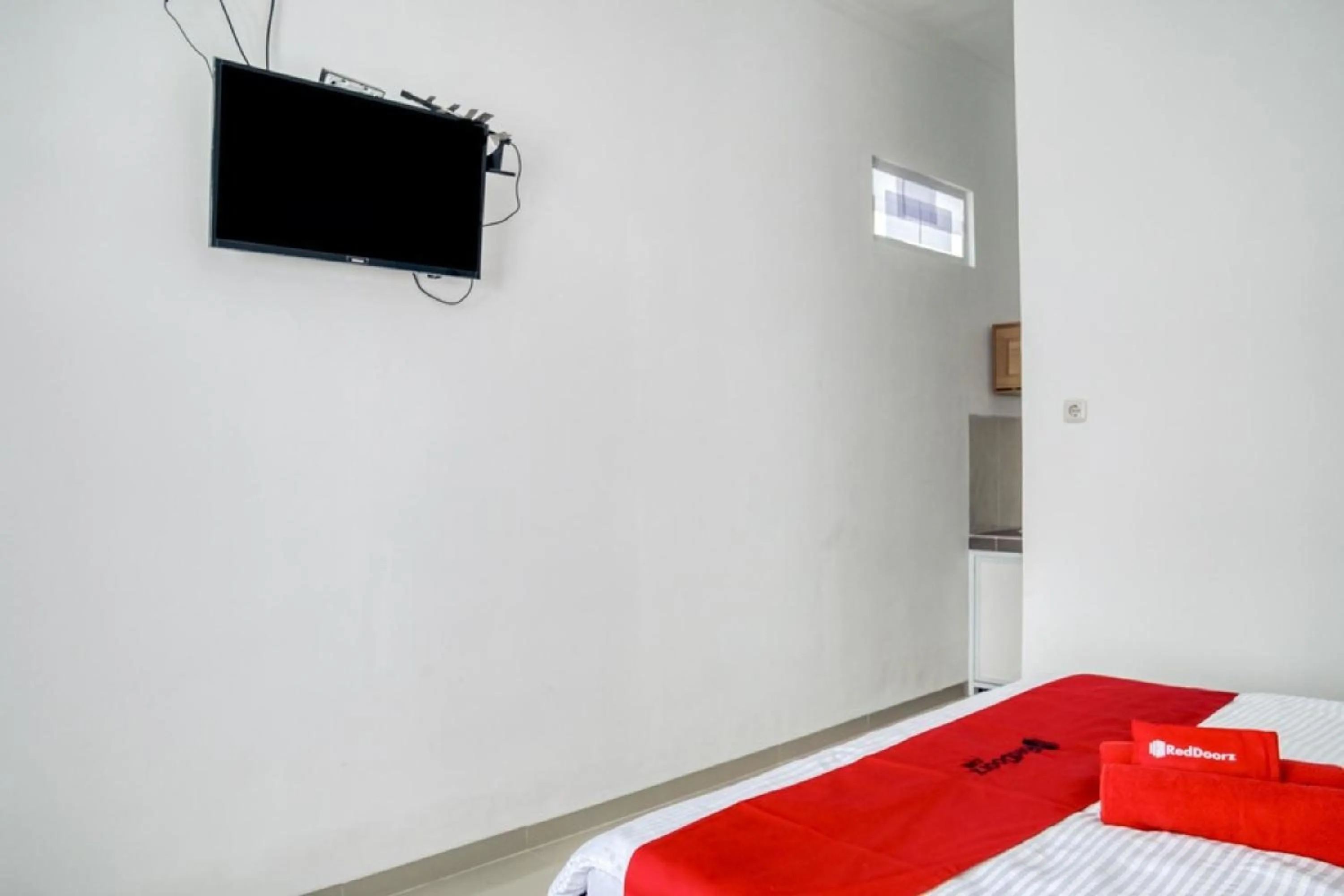 TV and multimedia in RedDoorz Syariah near RSUD Kota Bogor