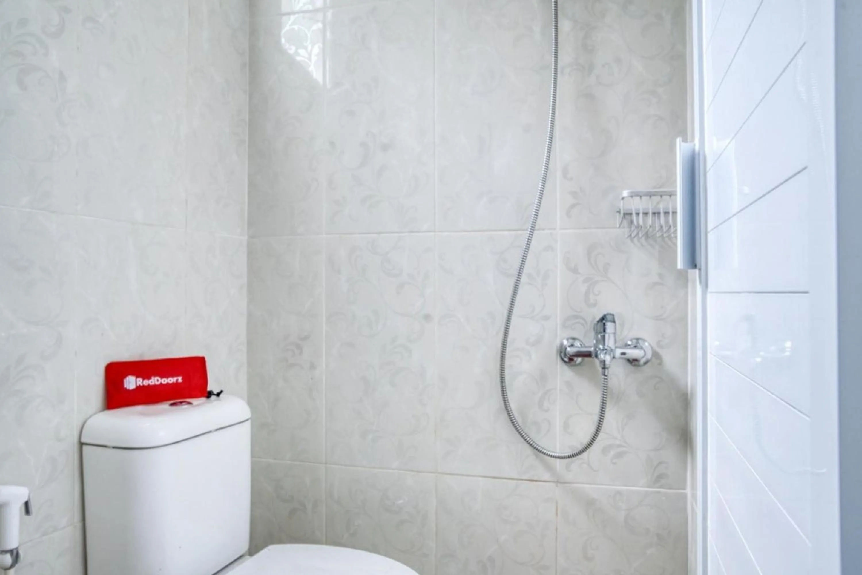 Bathroom in RedDoorz Syariah near RSUD Kota Bogor