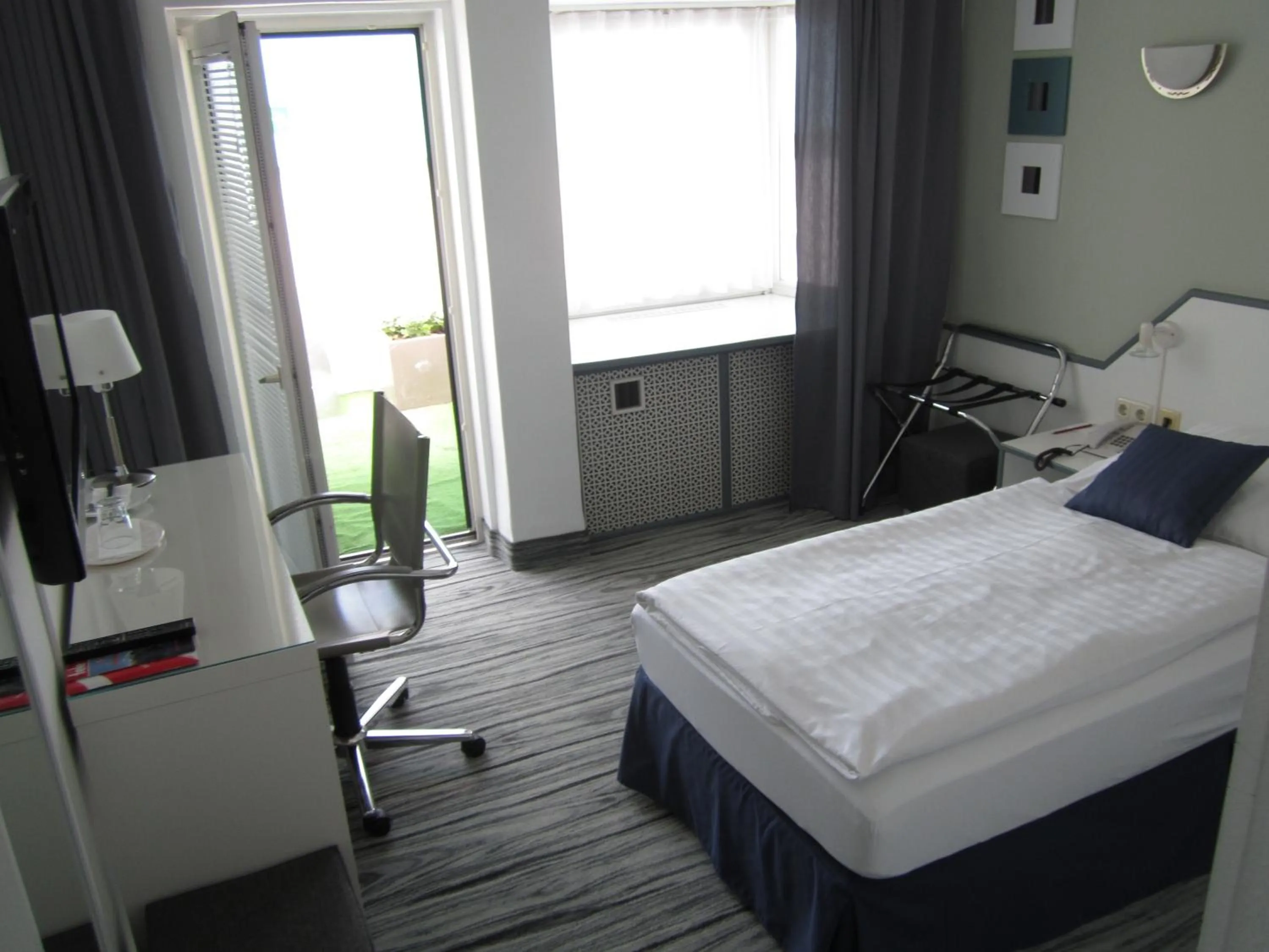 Photo of the whole room, Bed in Hotel City Kräme am Römer - Self Check In