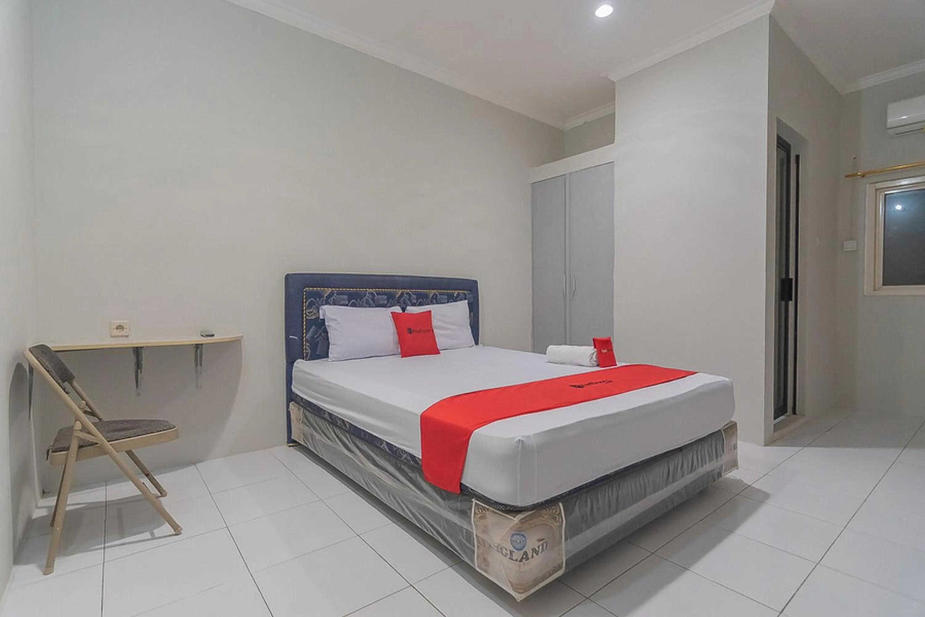 Bed in RedDoorz Plus at Bukit Cinta Street Balikpapan