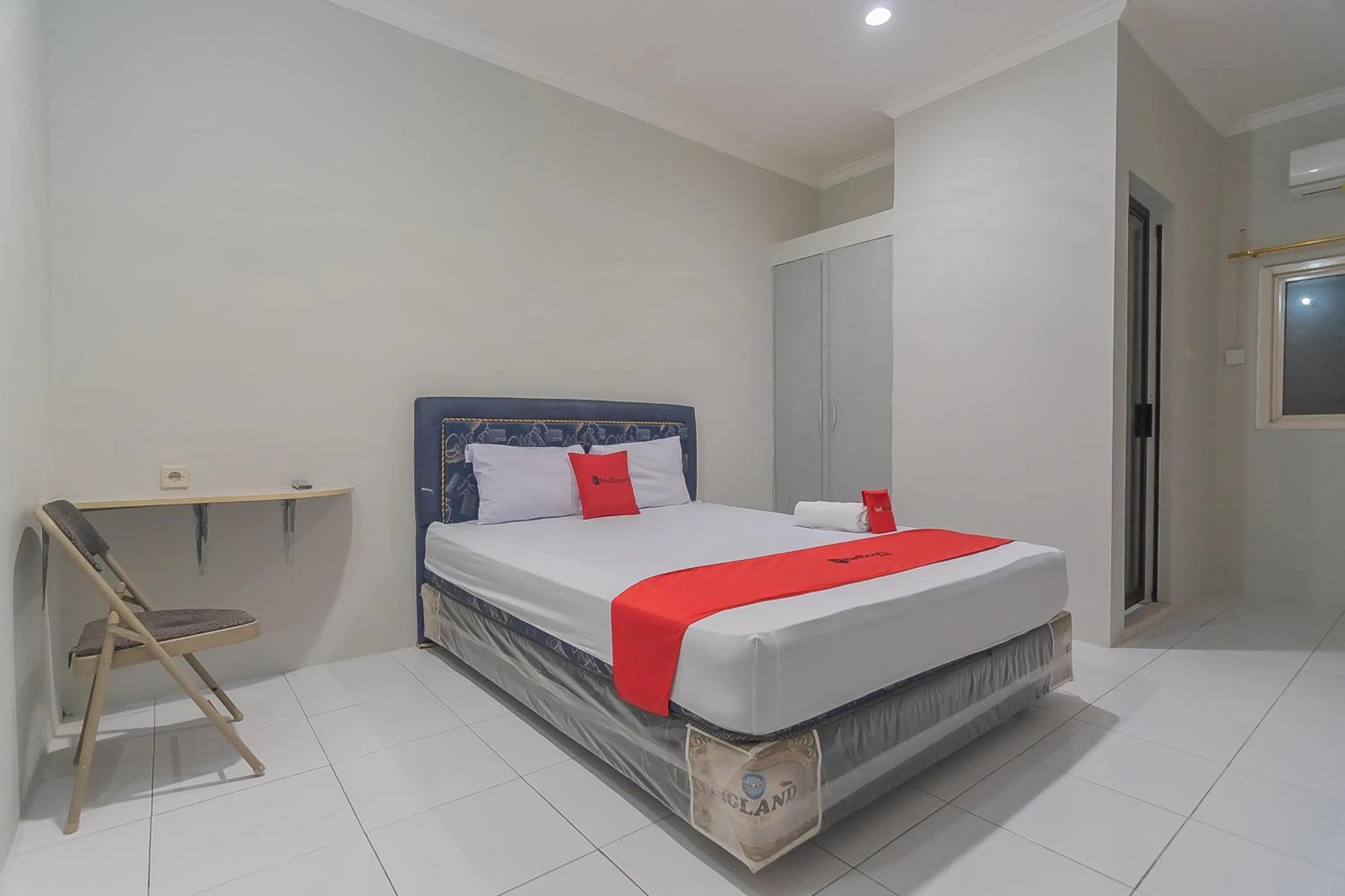 Bedroom, Bed in RedDoorz Plus at Bukit Cinta Street Balikpapan
