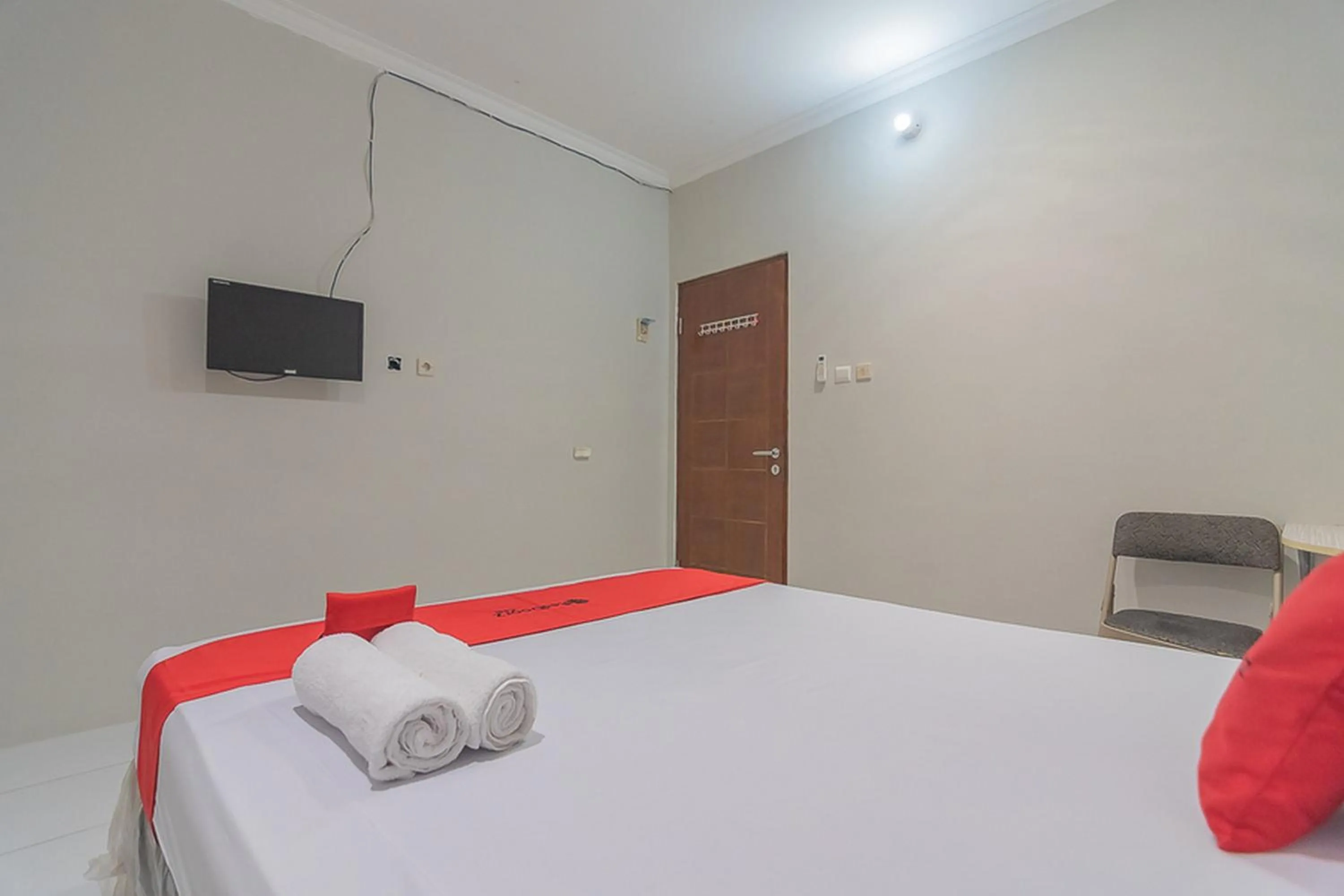 Bed in RedDoorz Plus at Bukit Cinta Street Balikpapan