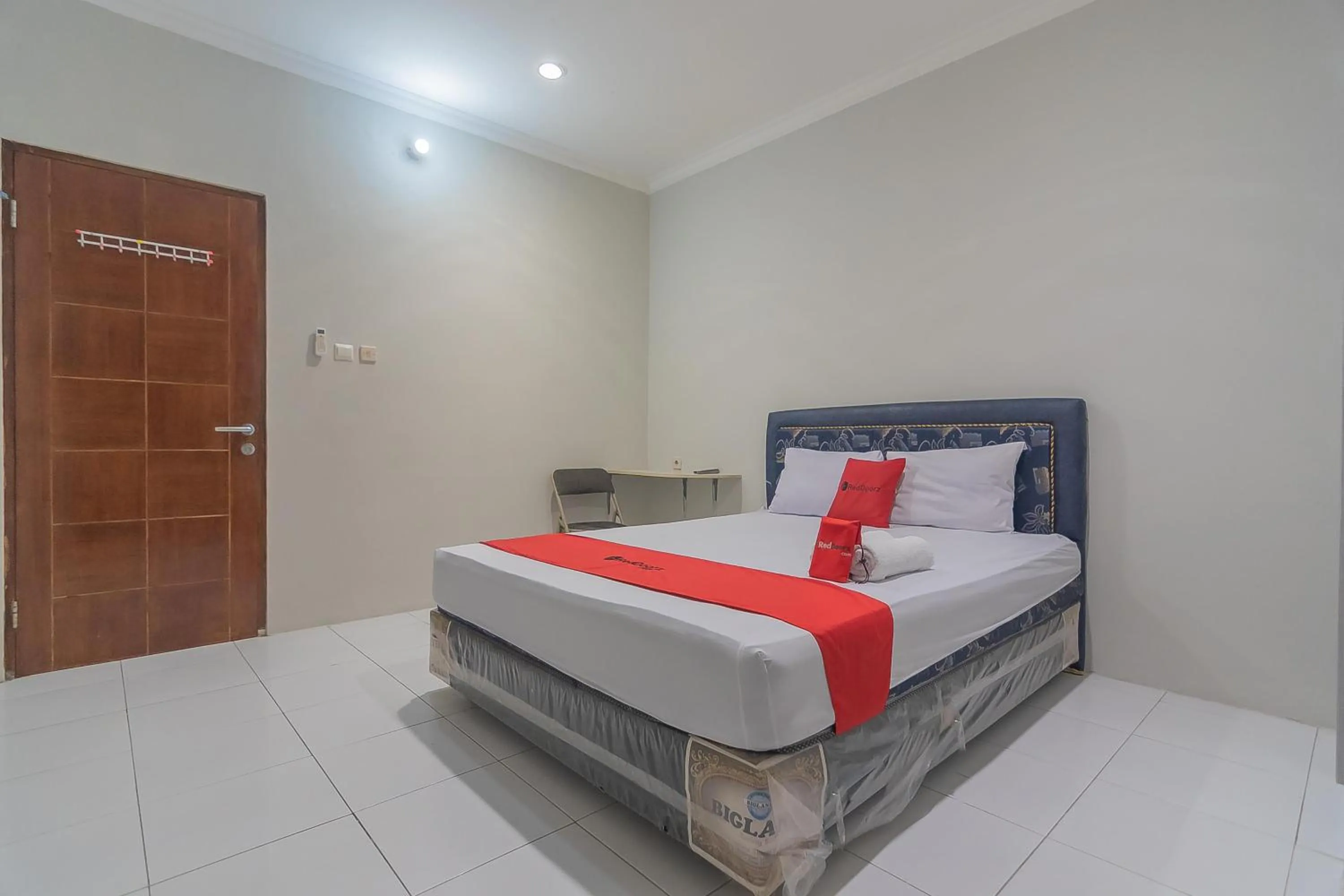 Bedroom, Bed in RedDoorz Plus at Bukit Cinta Street Balikpapan