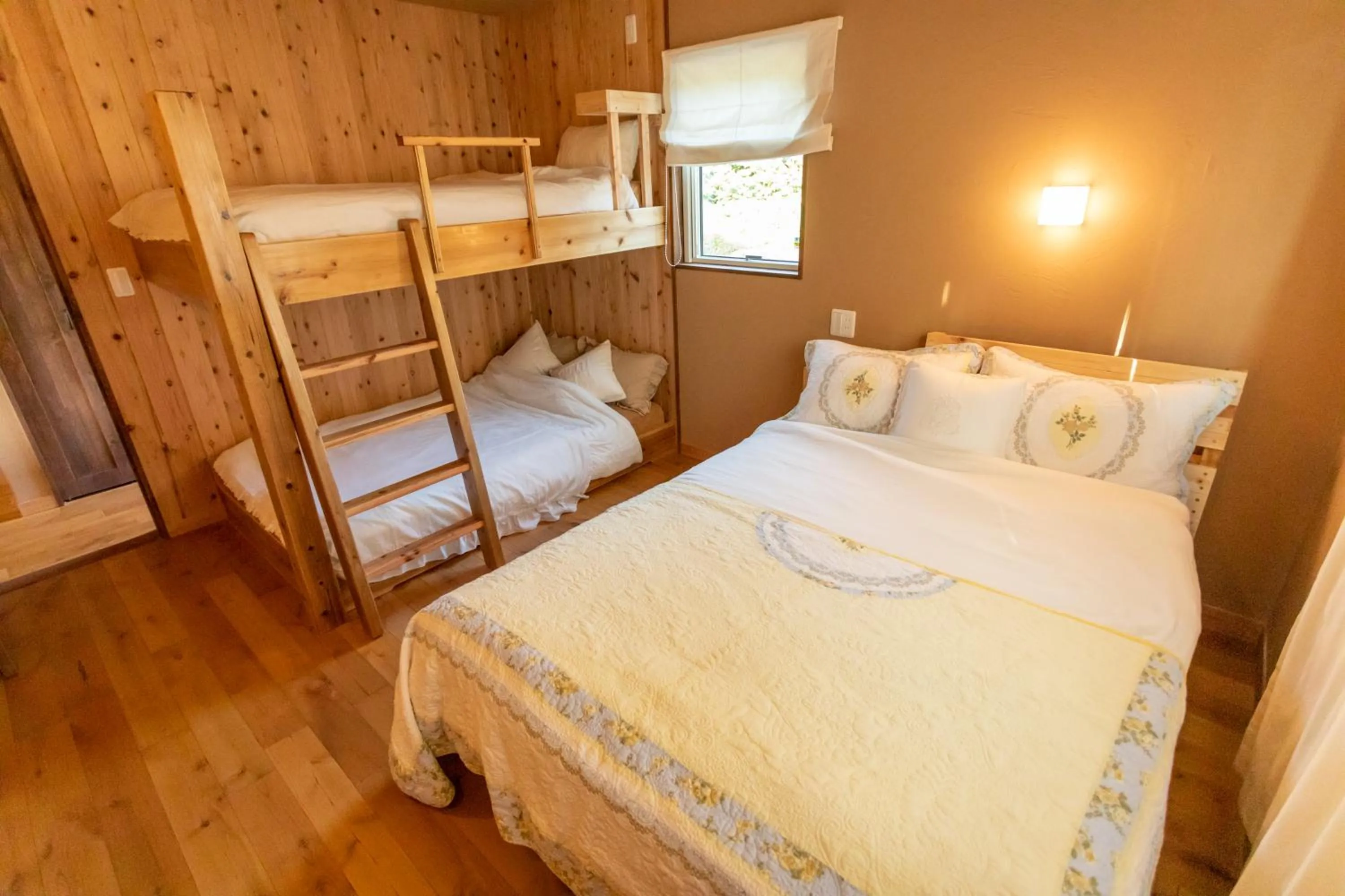 Bed in YOISAMA Sunset Beach House