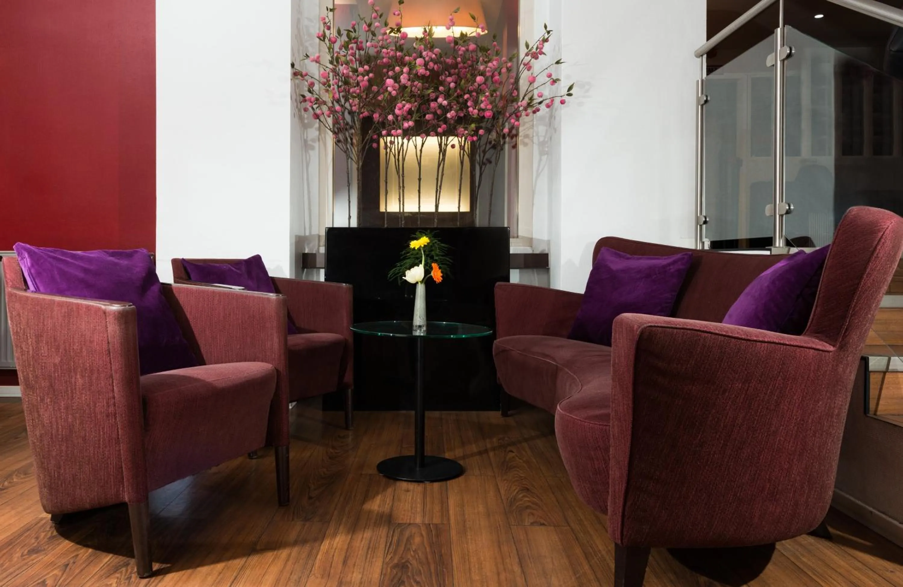 Lounge or bar in Leonardo Hotel Frankfurt City Center