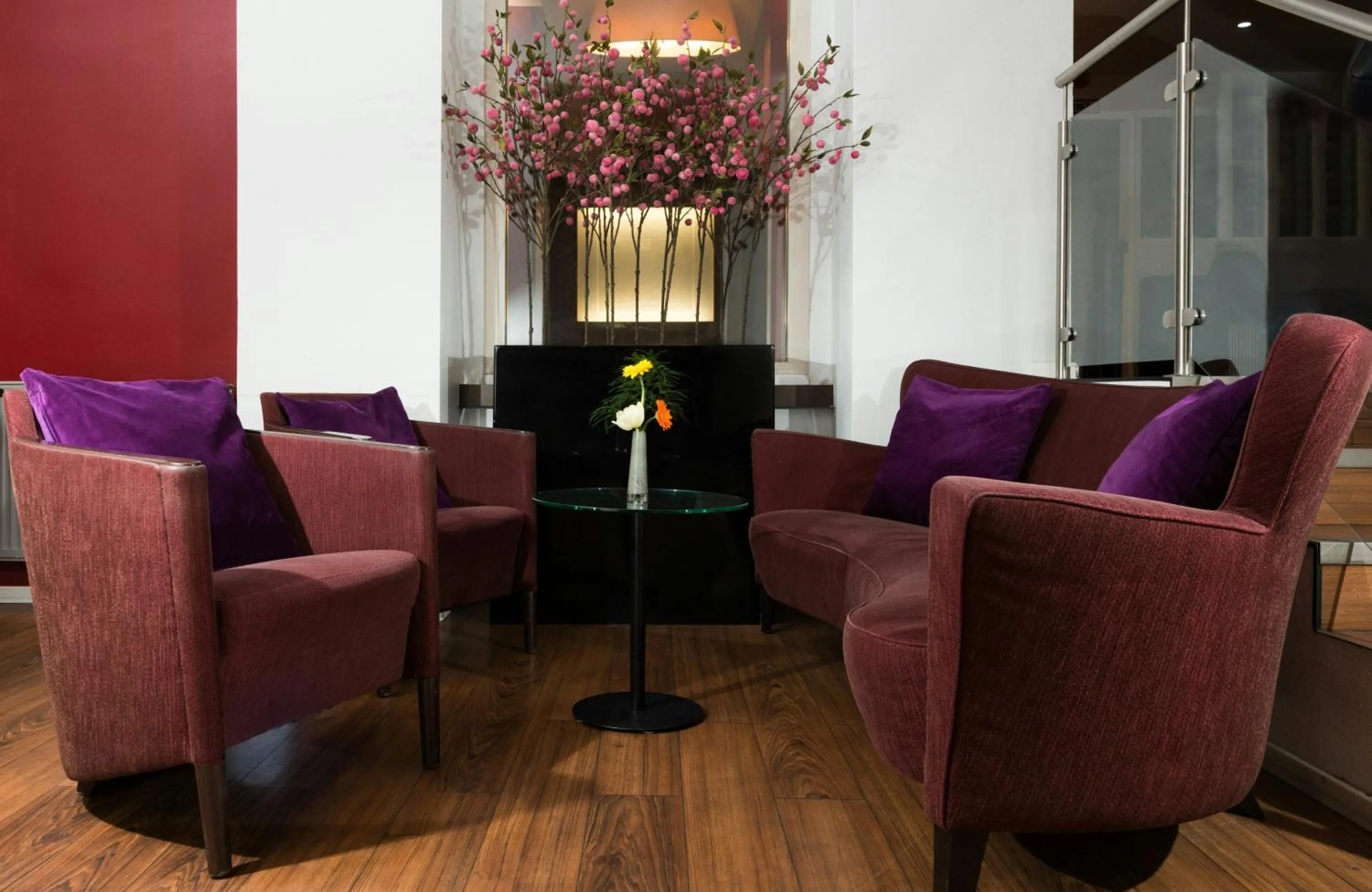 Lounge or bar in Leonardo Hotel Frankfurt City Center