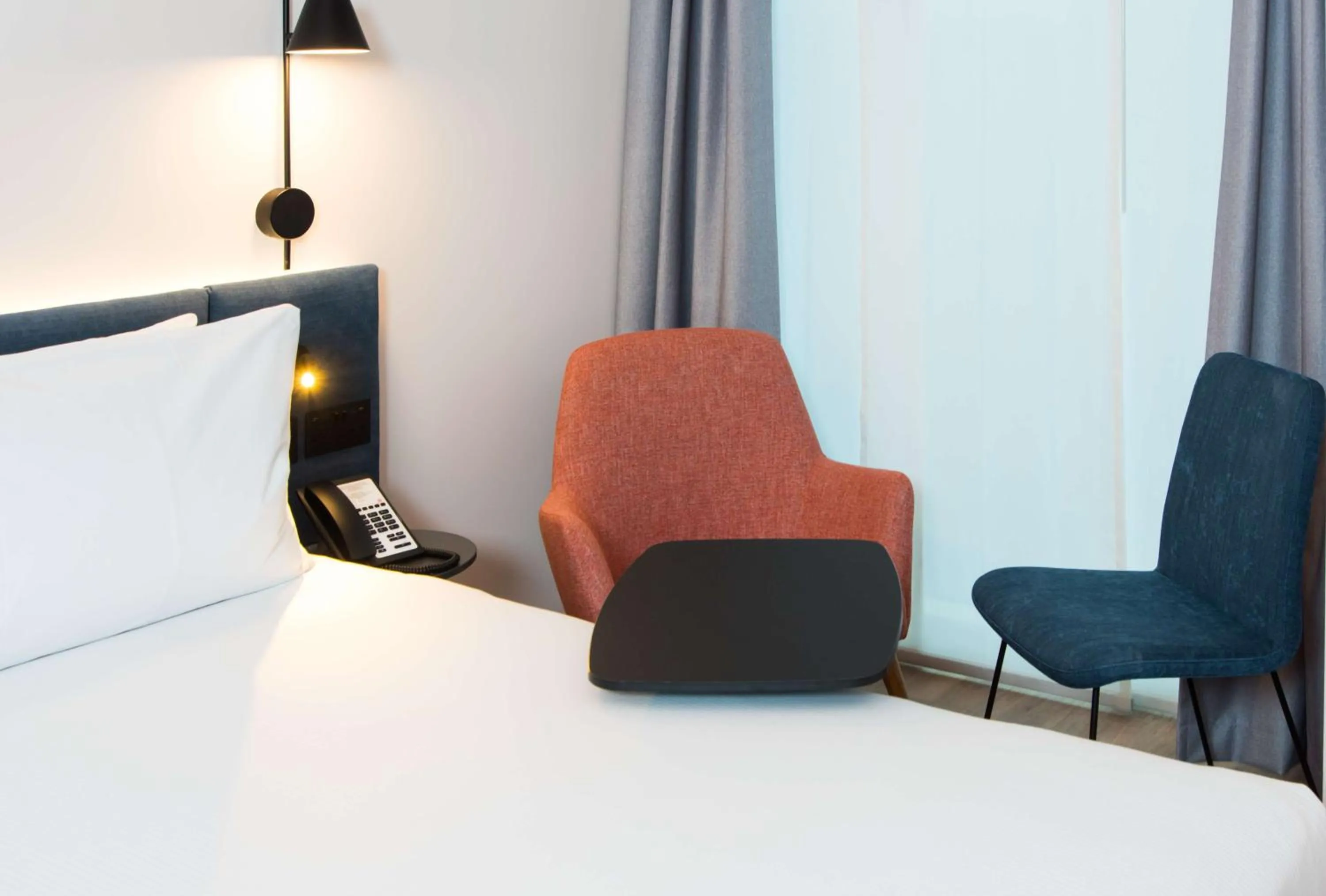 Bed in Hampton by Hilton London Park Royal