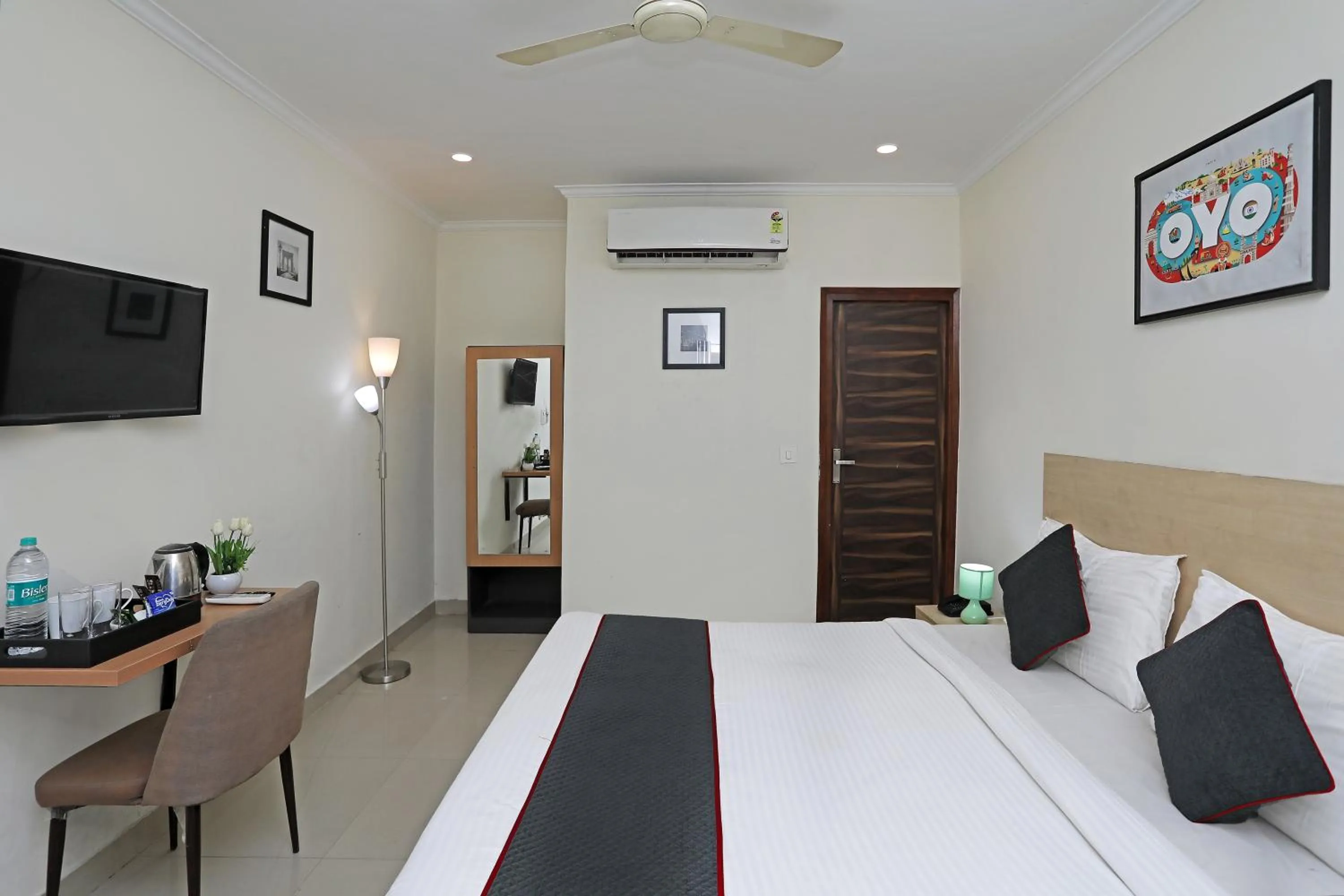 Bedroom, Bed in Super Townhouse Diamond View