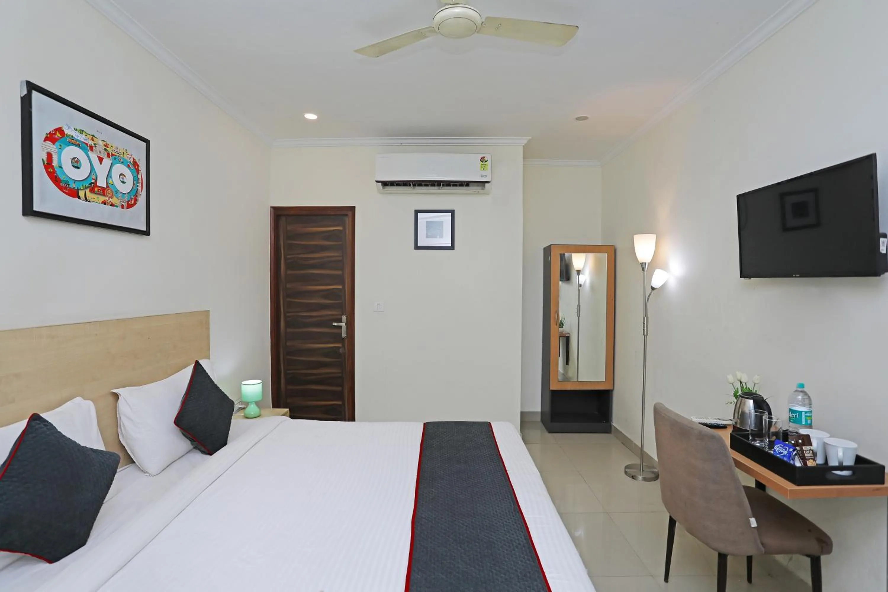 Bedroom, Bed in Super Townhouse Diamond View