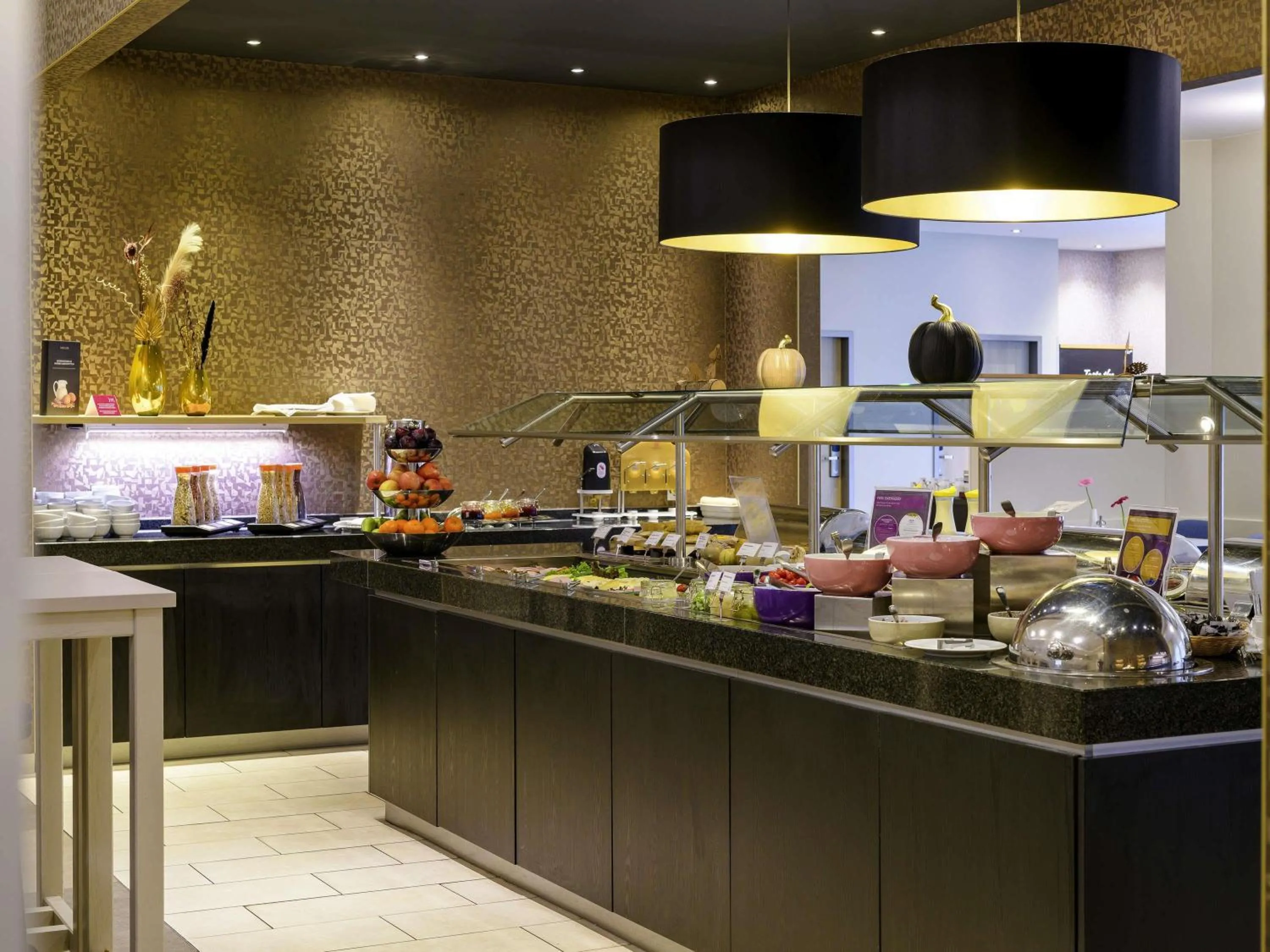 Restaurant/places to eat in Mercure Hotel Duisburg City