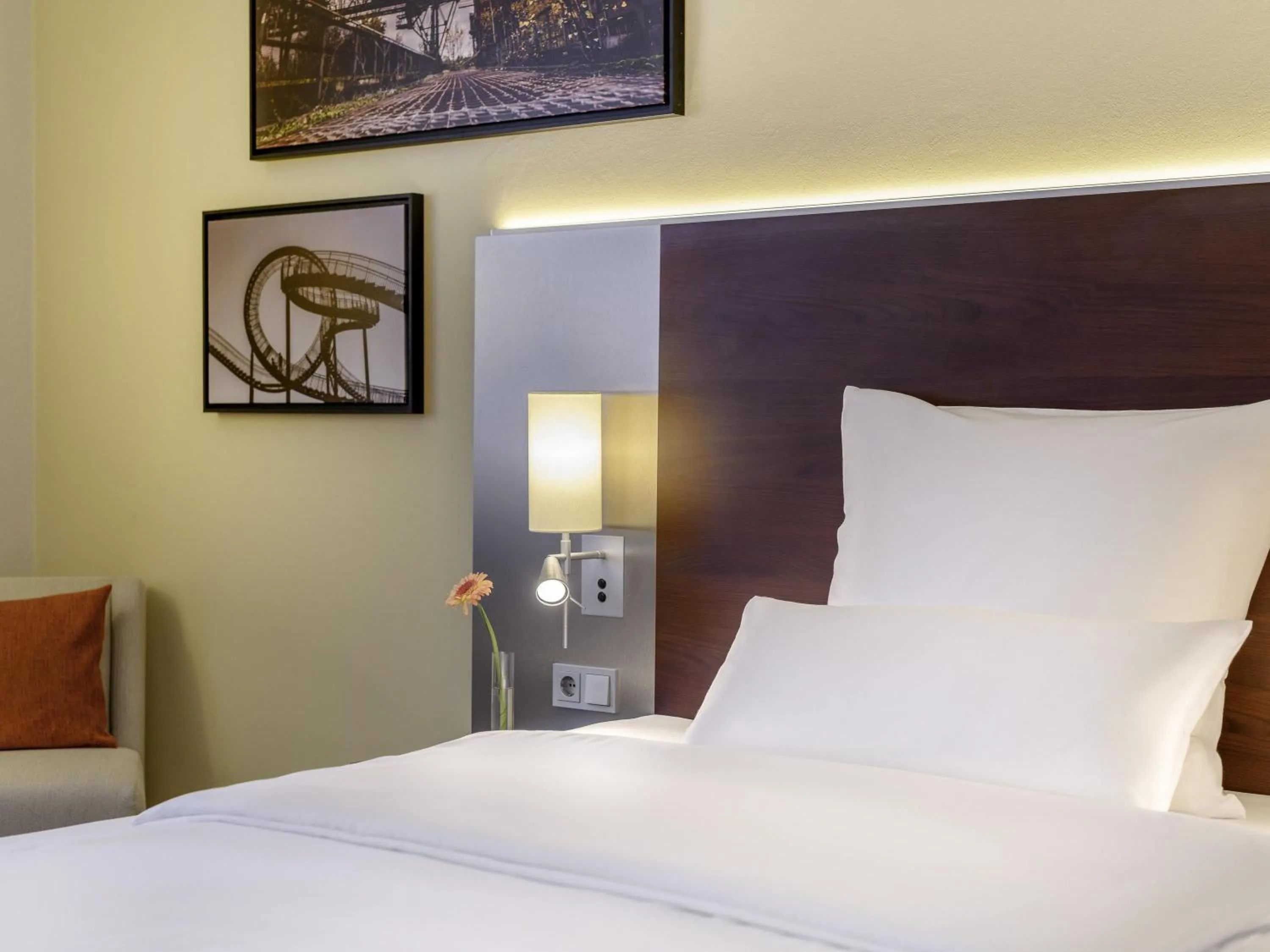 Bedroom, Bed in Mercure Hotel Duisburg City