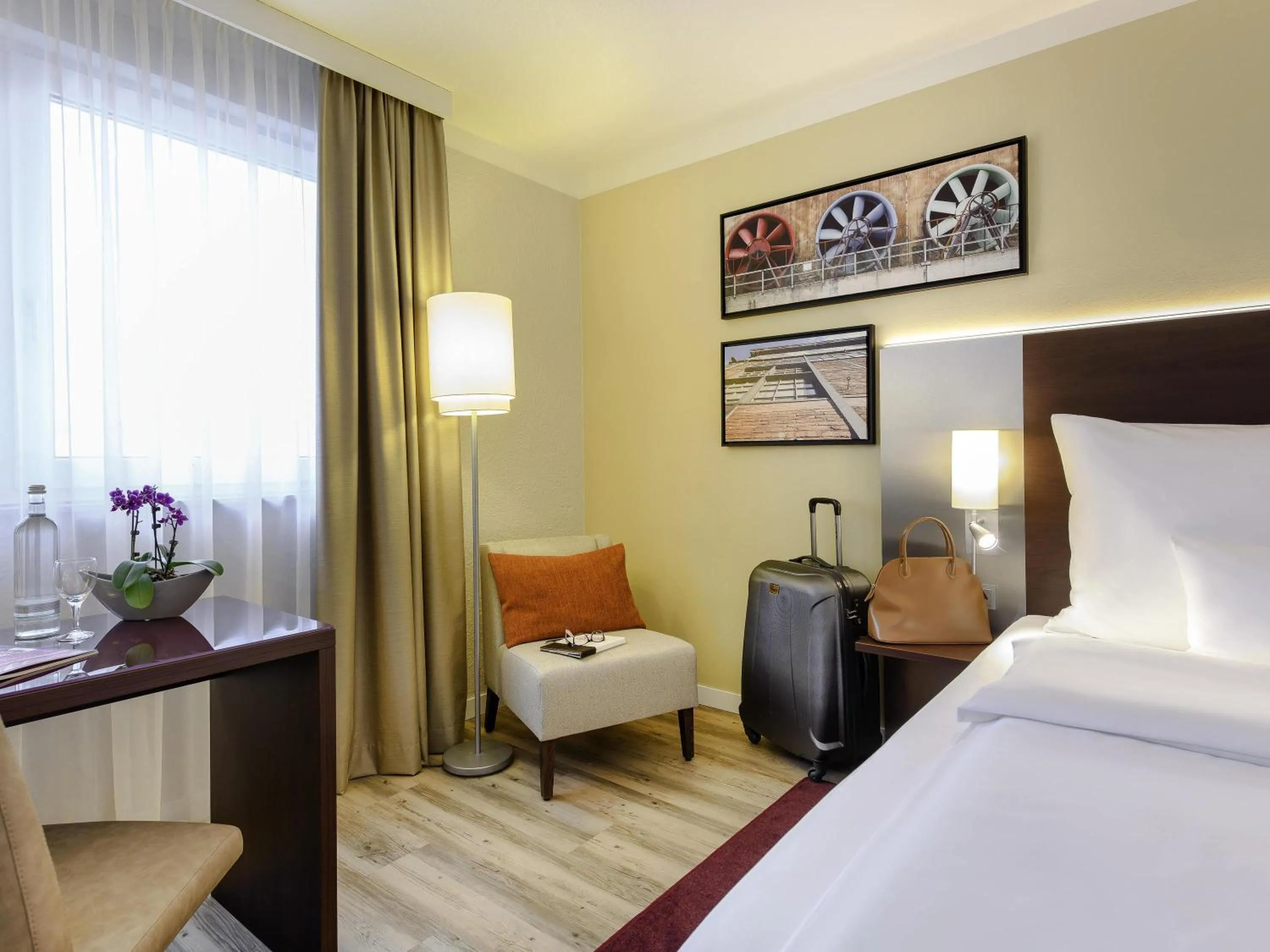 Bedroom, Bed in Mercure Hotel Duisburg City