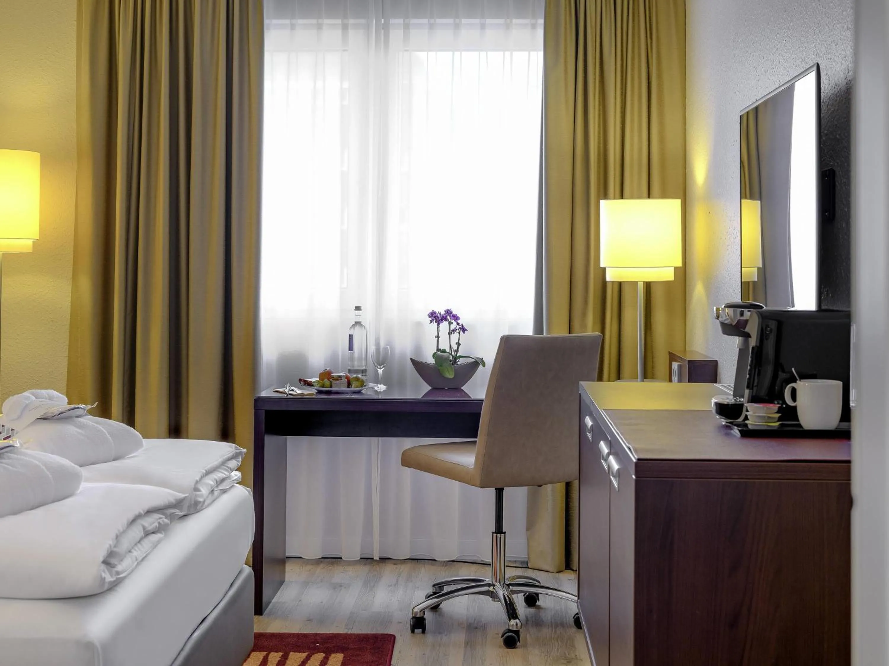 Bedroom, Bed in Mercure Hotel Duisburg City