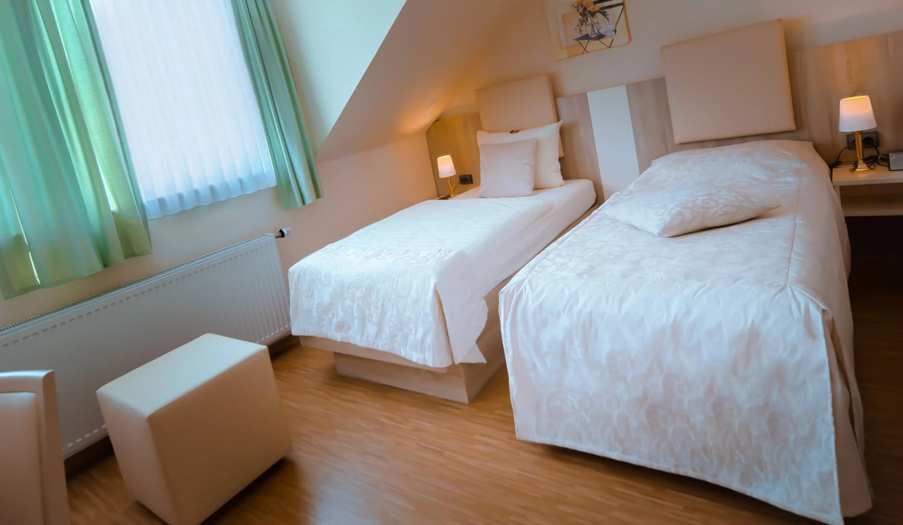 Street view, Bed in Hotel Carlton Mayfair