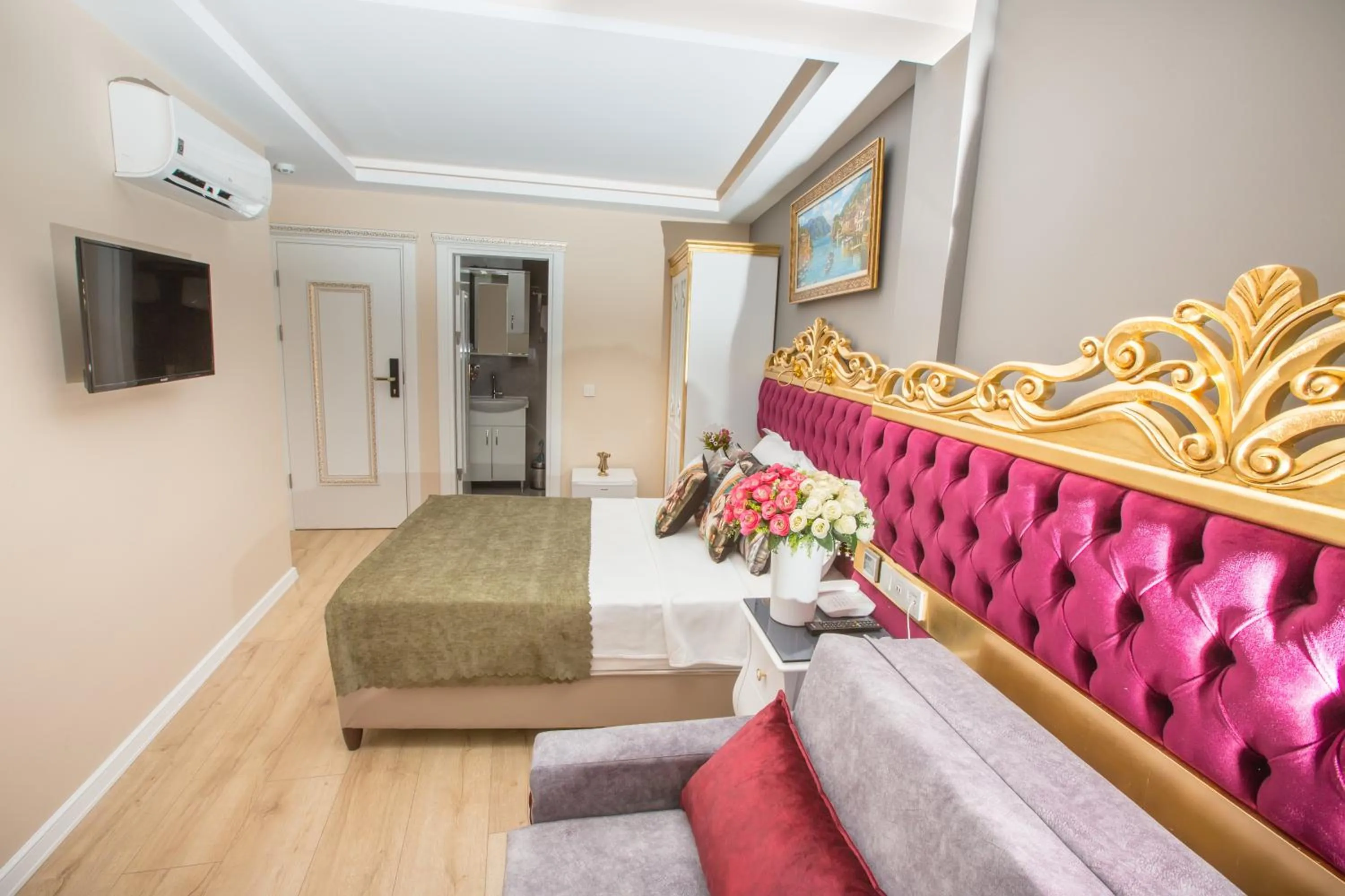 Living room, Bed in Atlantis Royal Hotel