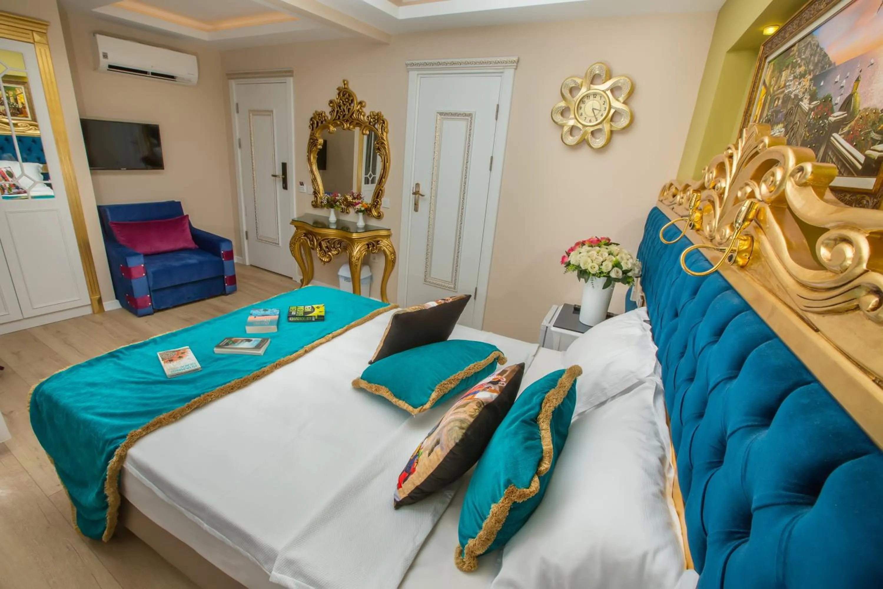 Photo of the whole room, Bed in Atlantis Royal Hotel