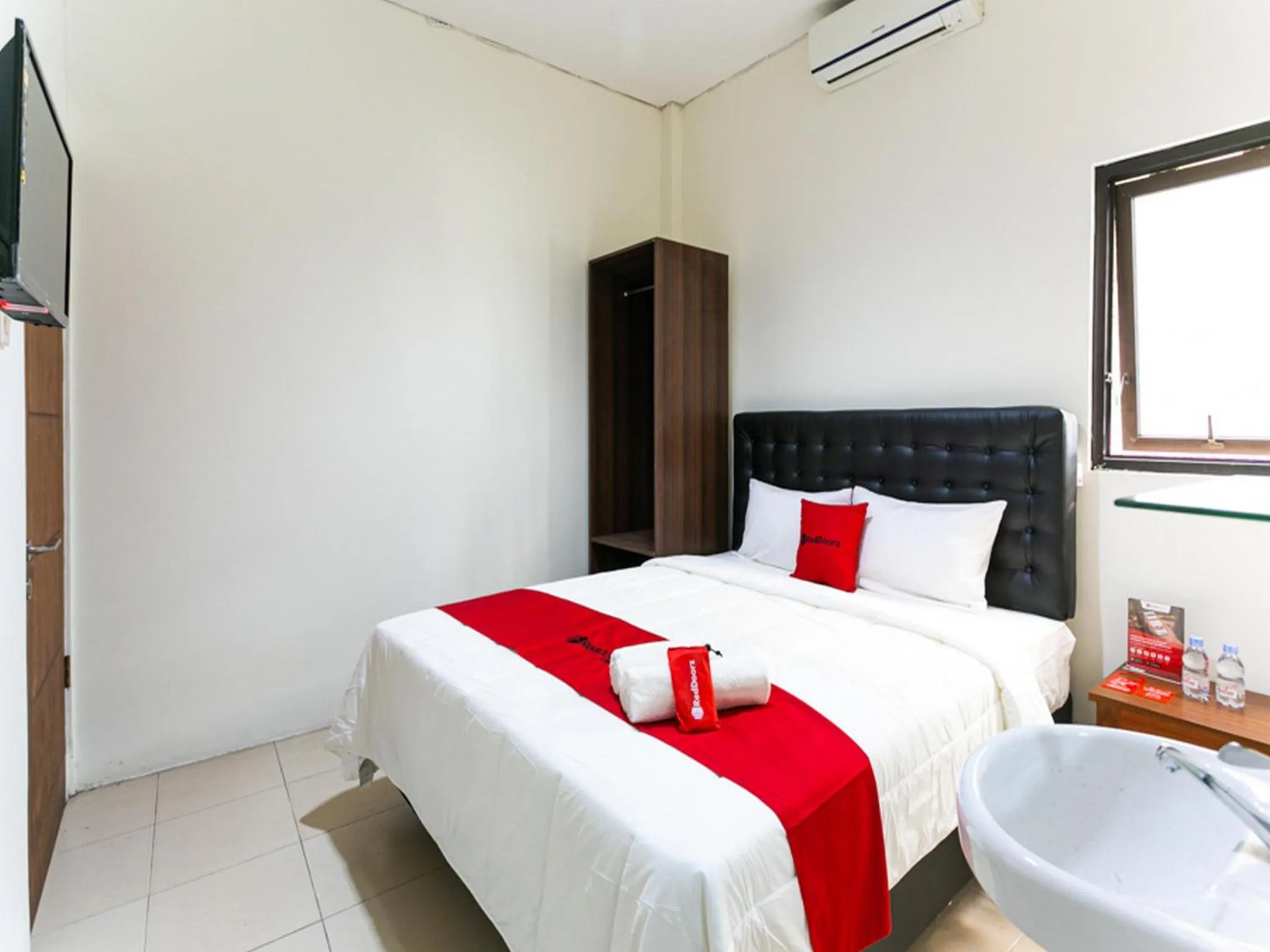 Bedroom, Bed in RedDoorz @ Urip Sumoharjo Solo
