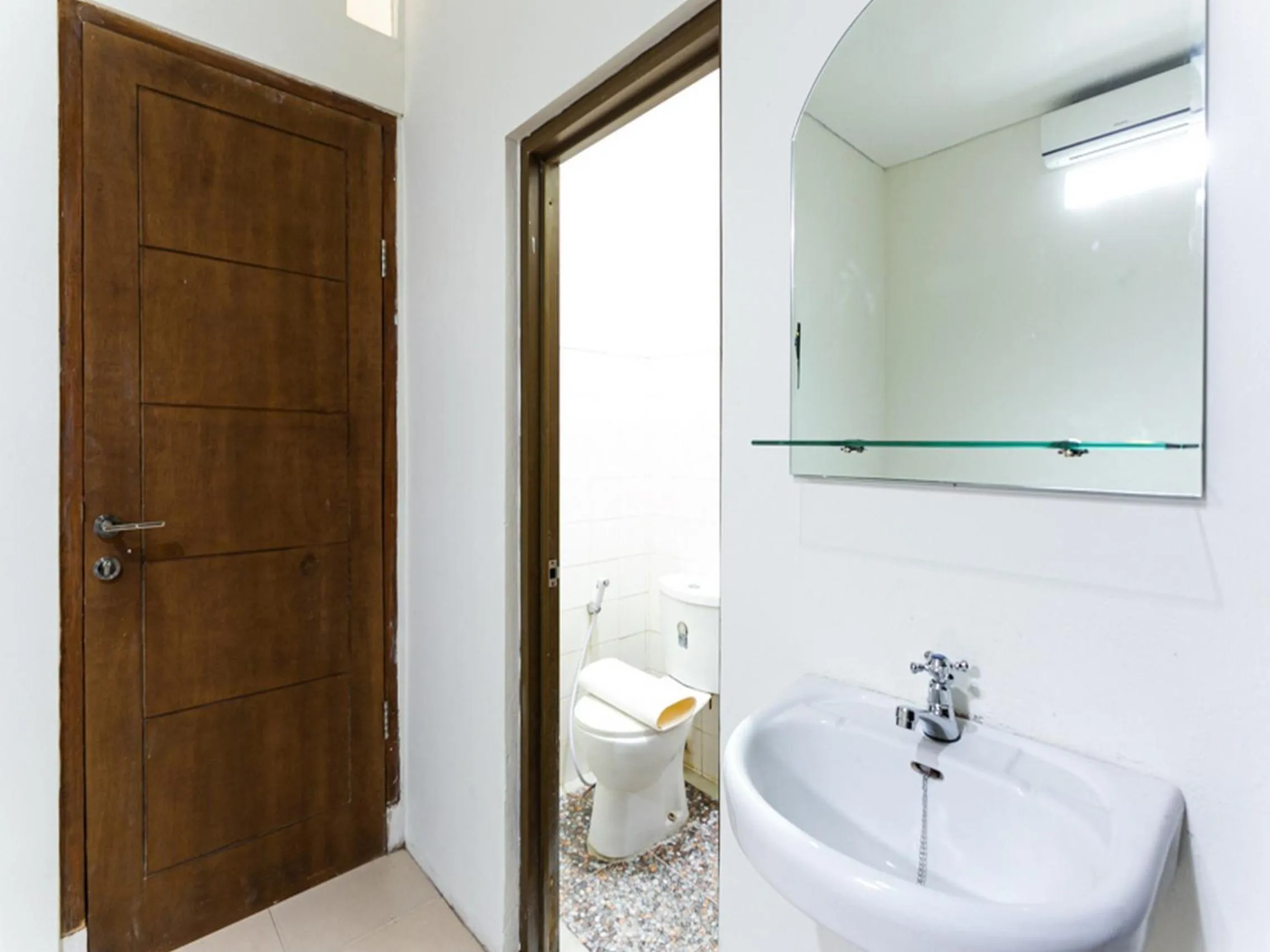 Bathroom in RedDoorz @ Urip Sumoharjo Solo