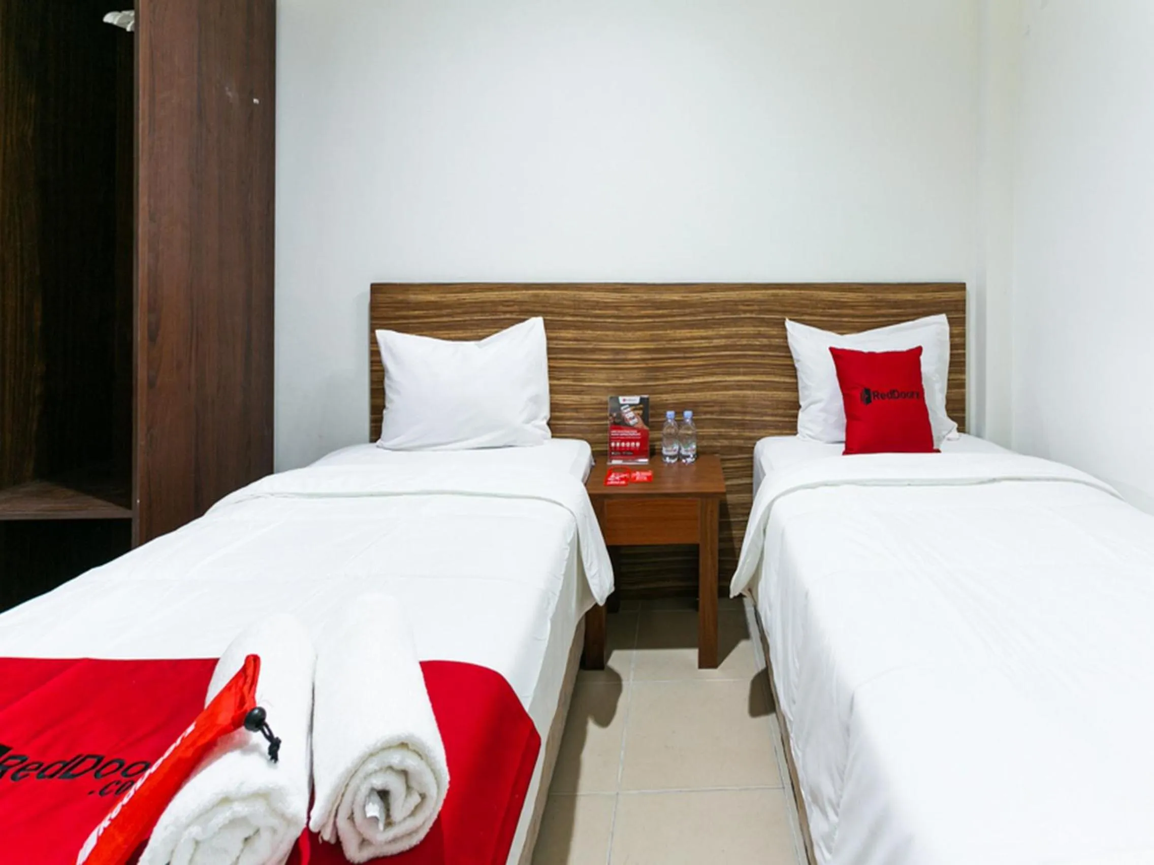 Bedroom, Bed in RedDoorz @ Urip Sumoharjo Solo