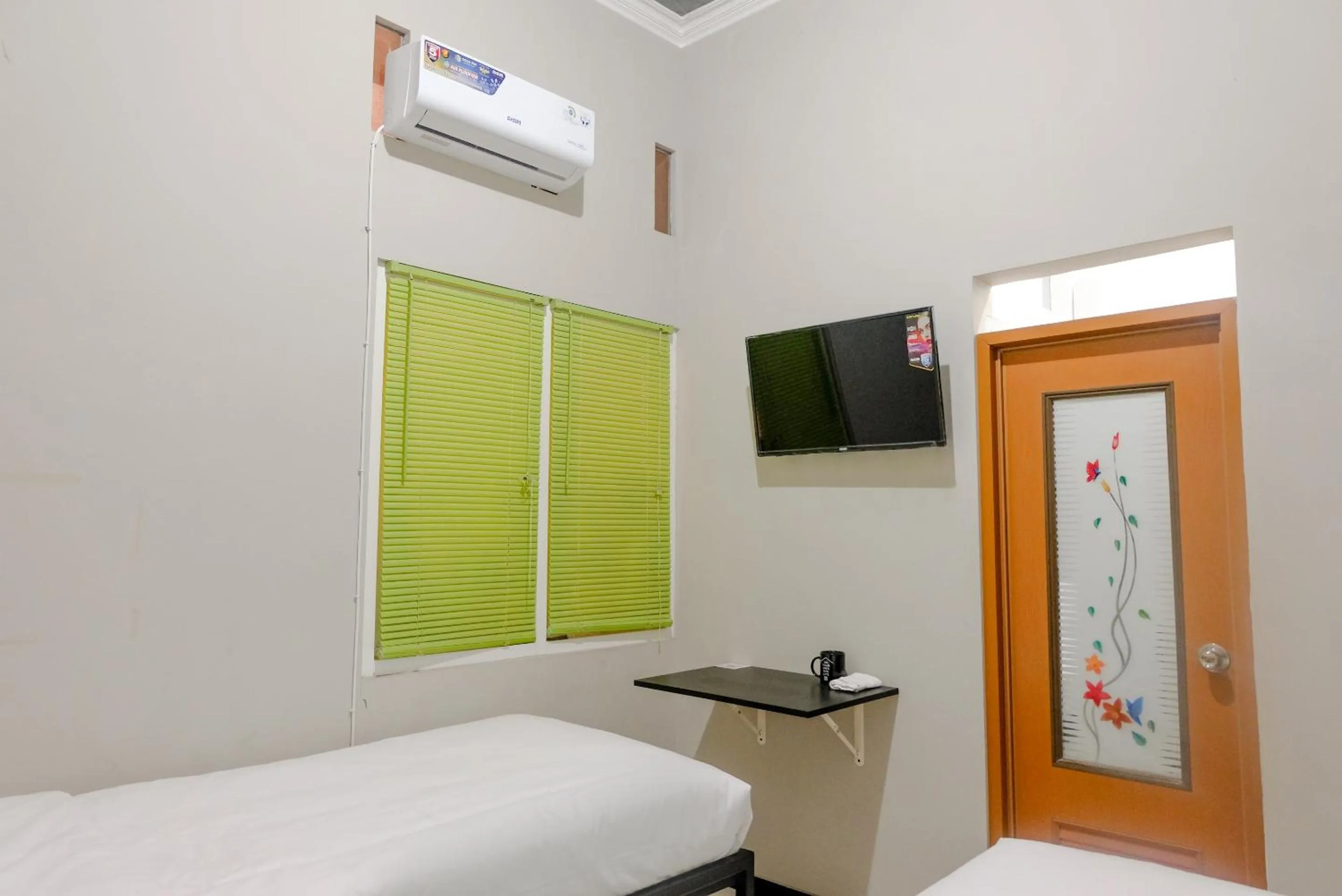 Bedroom, Bed in OYO Life 2399 Gerbera House - Kos Putri