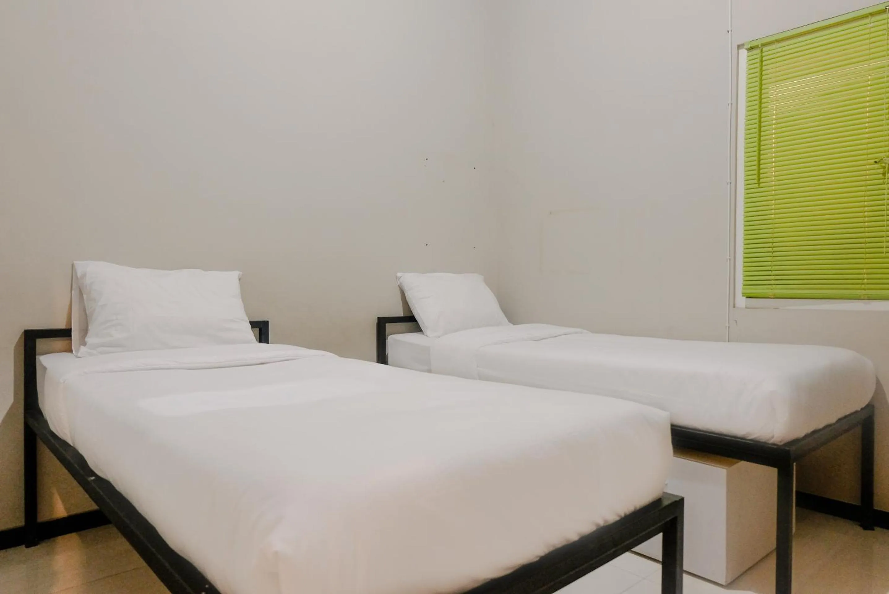 Bedroom, Bed in OYO Life 2399 Gerbera House - Kos Putri