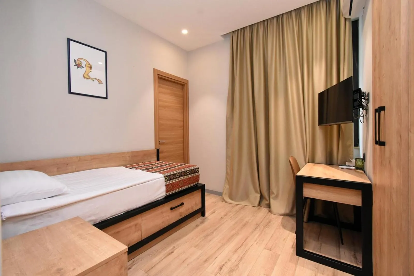 wardrobe, Bed in Andor Hotel