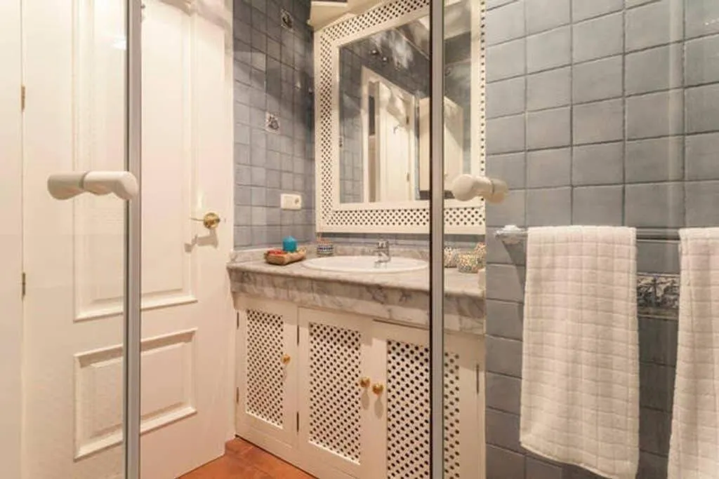Bathroom in Goyeneta Palace by Valcambre