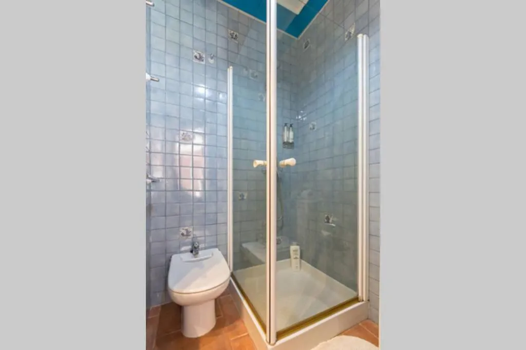 Shower in Goyeneta Palace by Valcambre