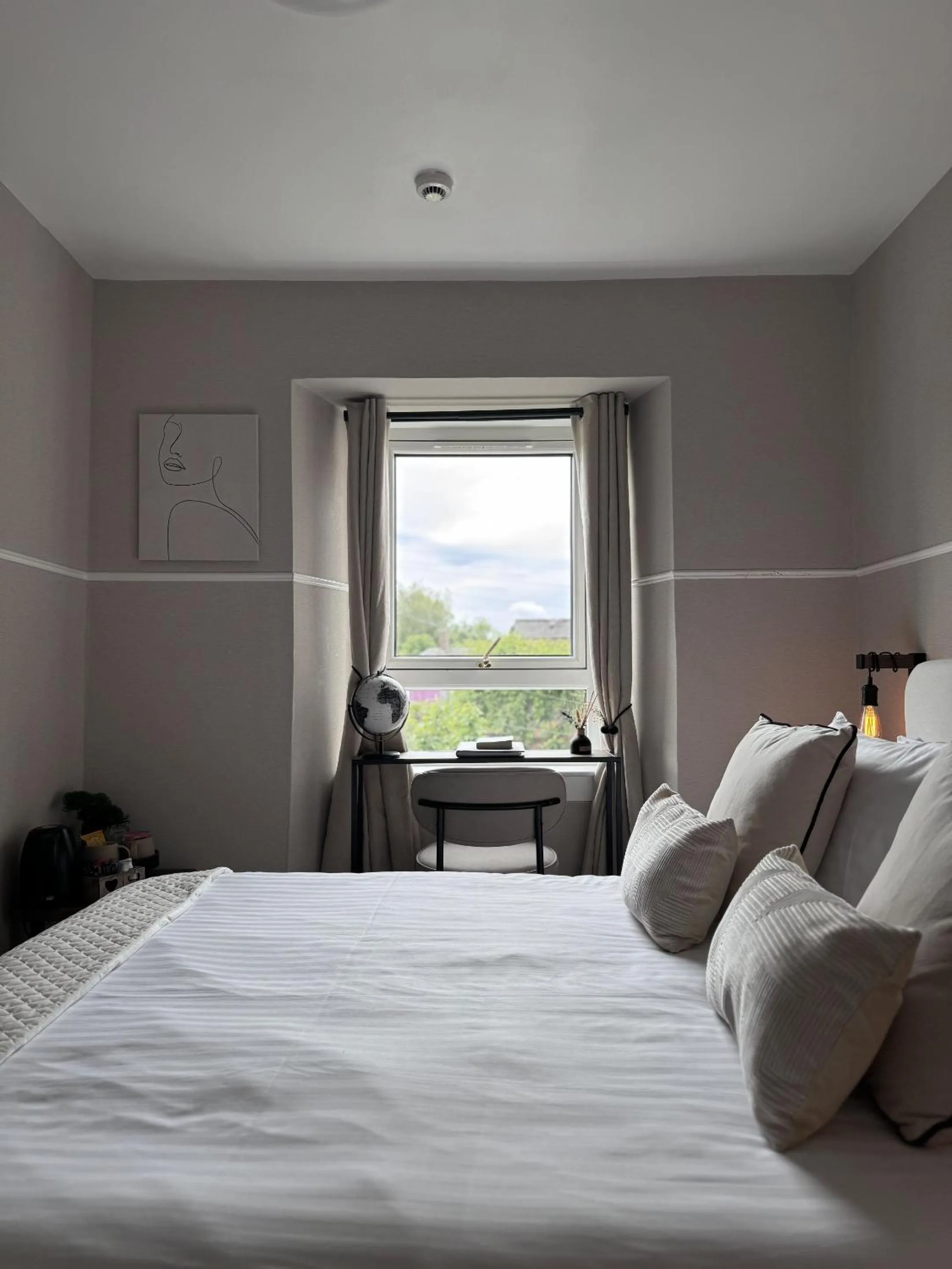 Bedroom, Bed in The Glendevon Hotel