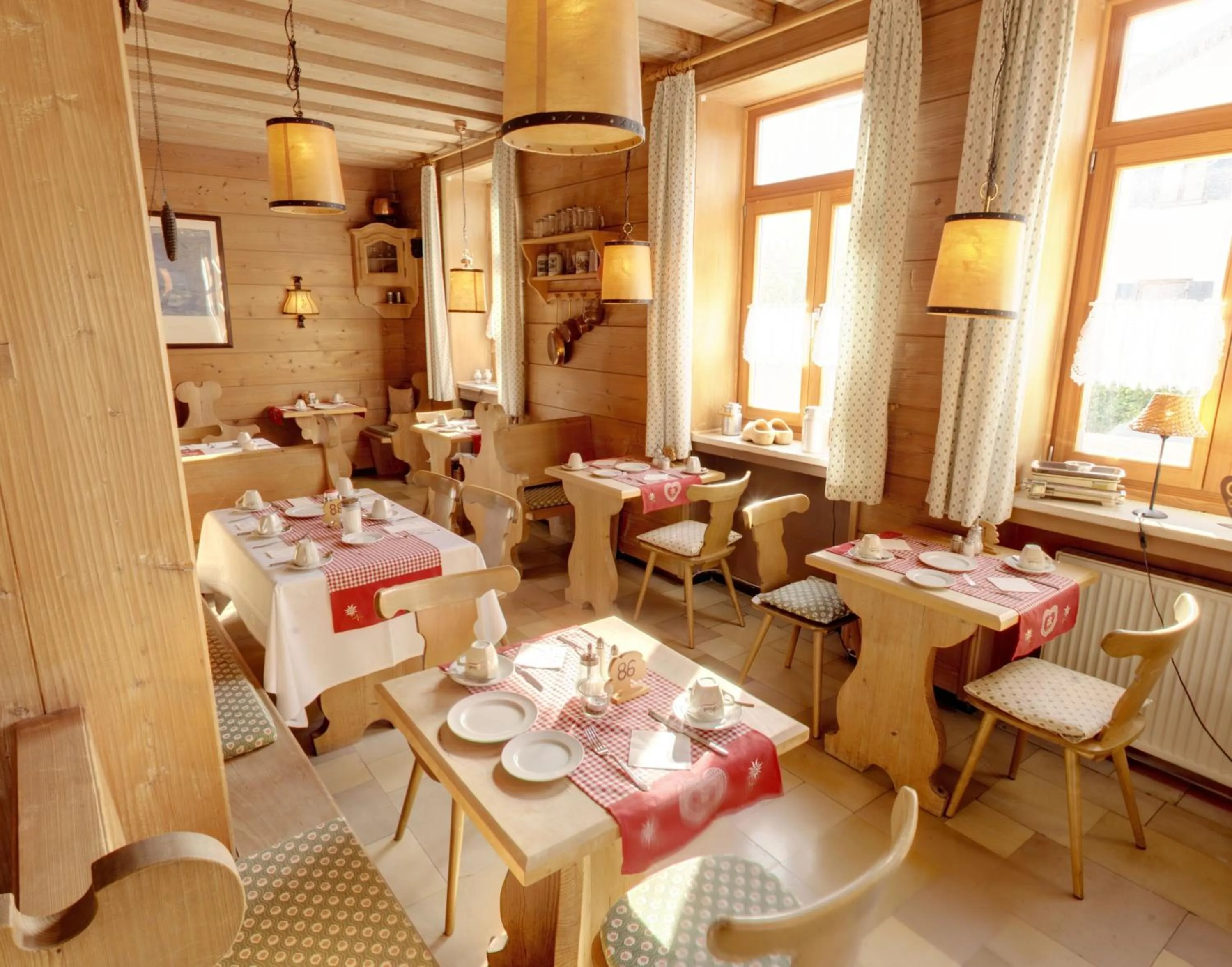 Restaurant/places to eat in Outdoorhotel Jäger Von Fall