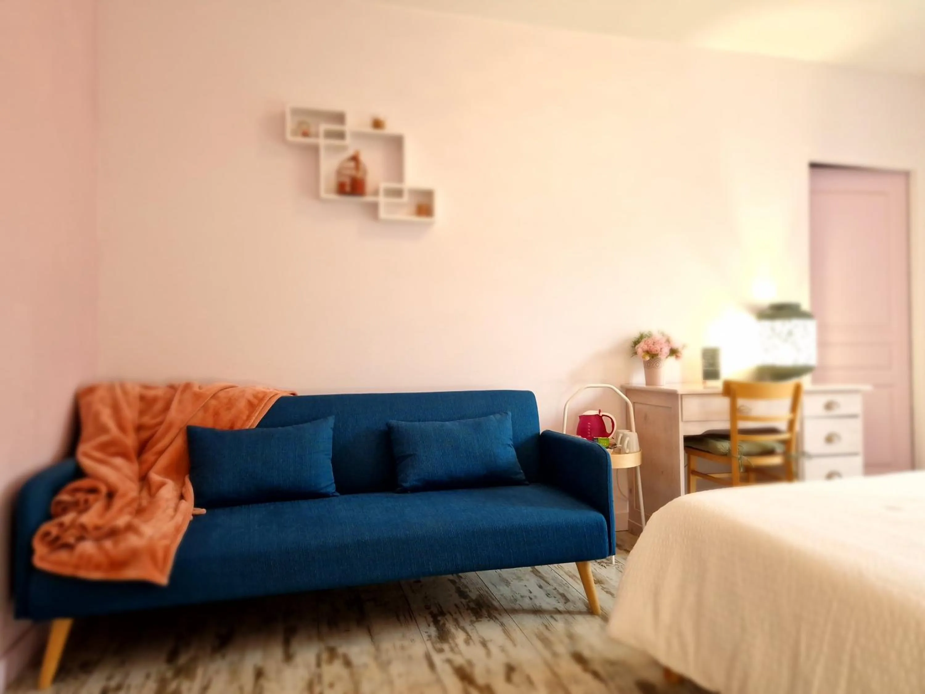 Living room, Bed in Chambres d'hôtes Une autre maison