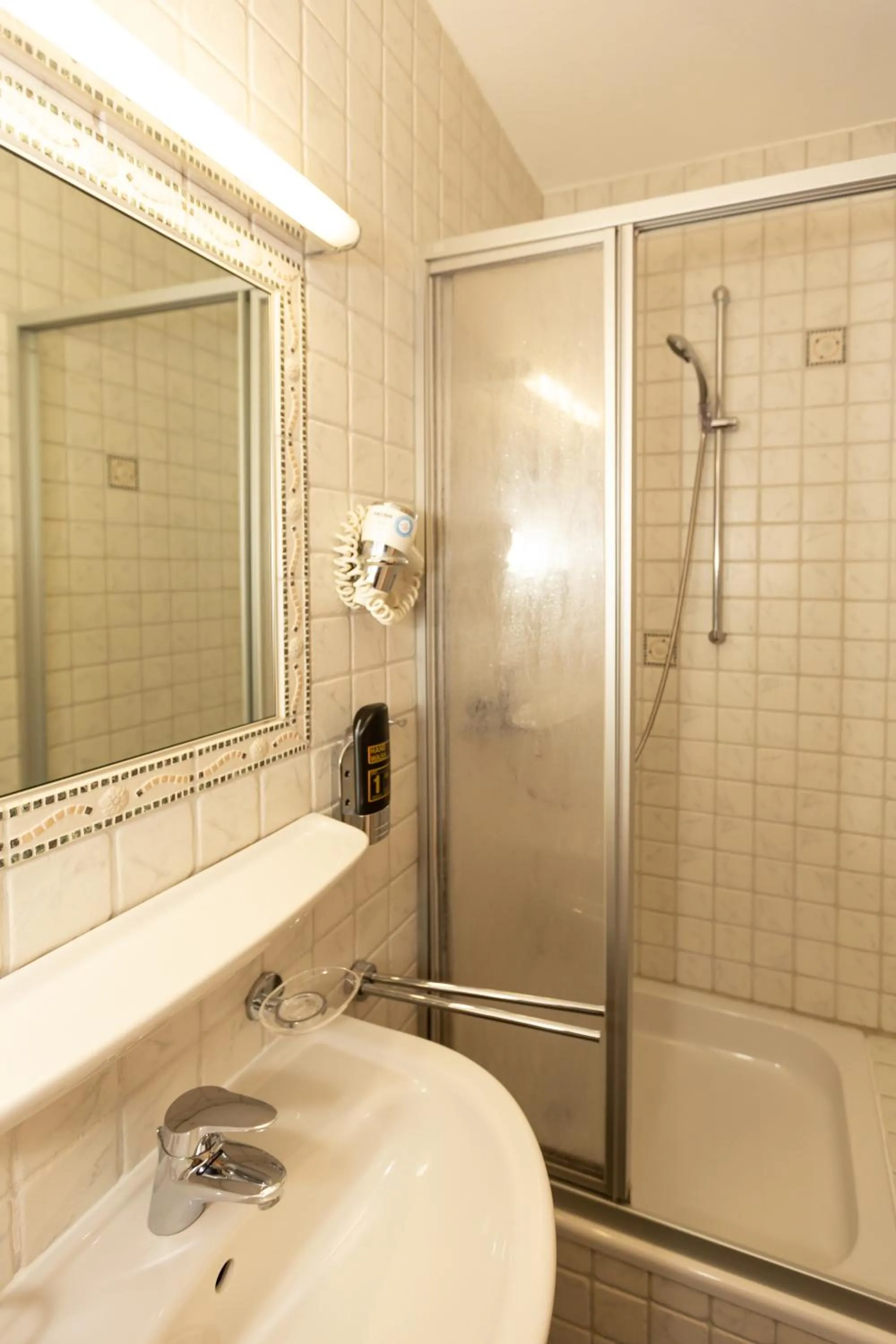 Shower in Parkhotel Traunstein