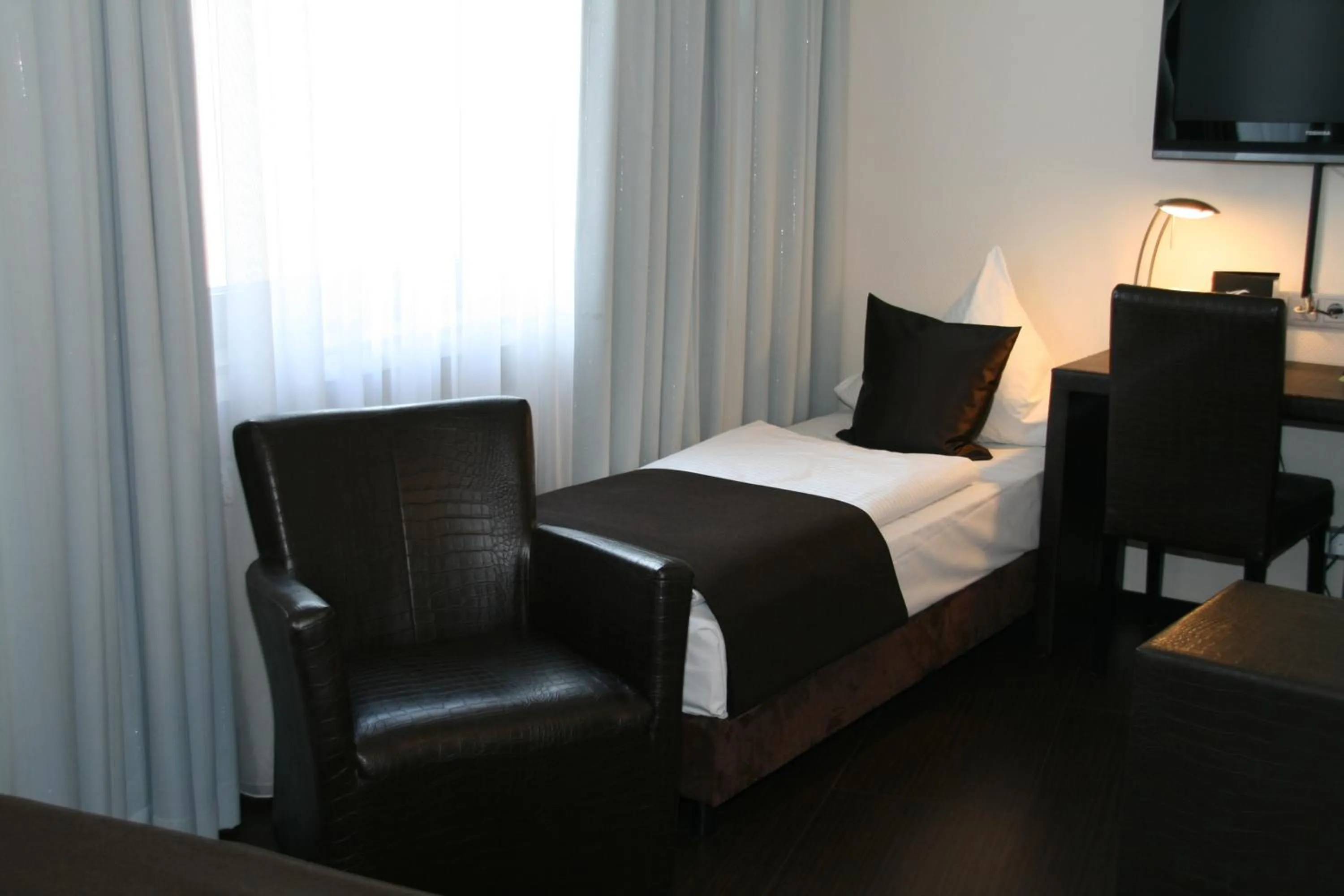 Photo of the whole room, Bed in Mauritius Komfort Hotel in der Altstadt