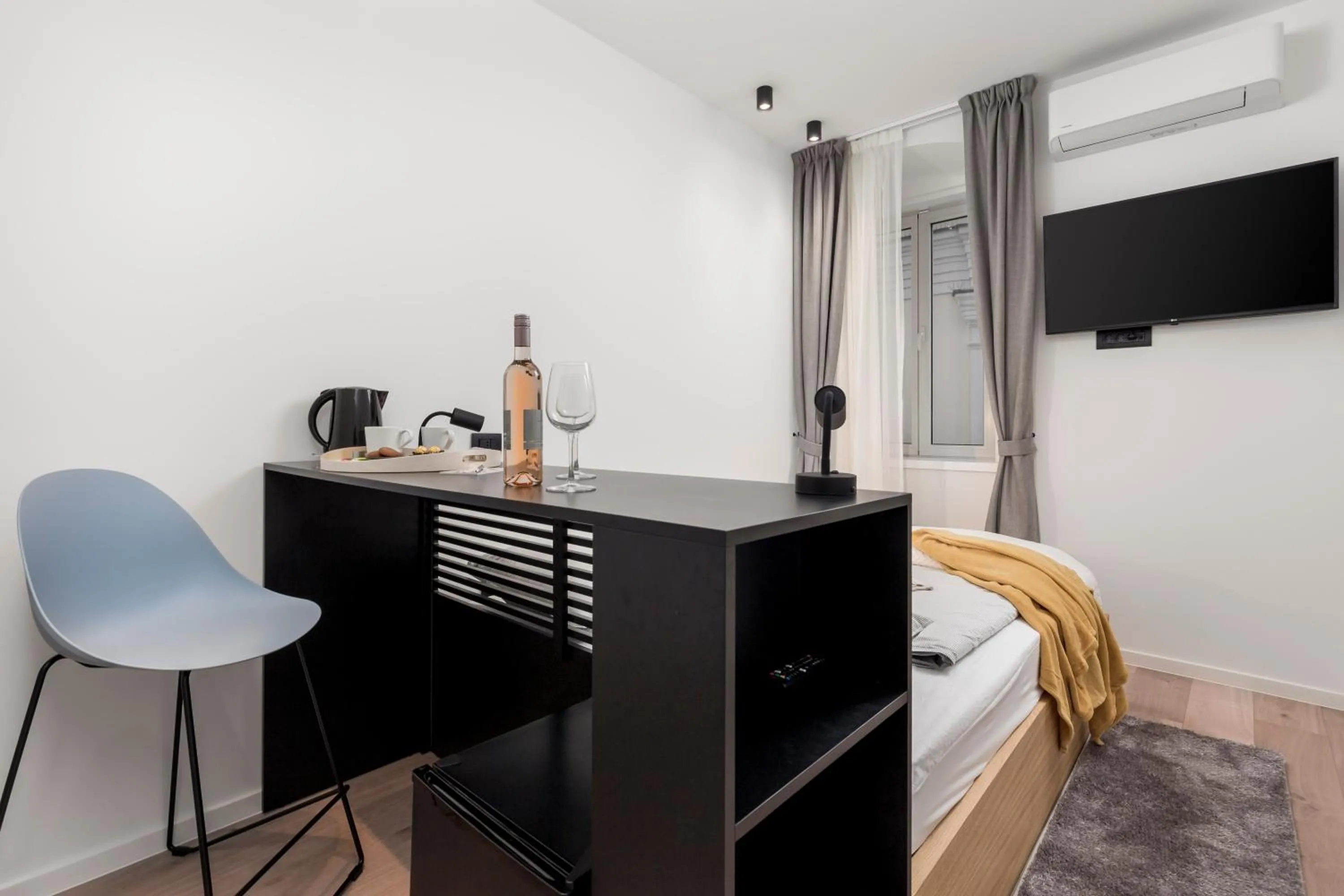 Small Double Room - single occupancy in Deluxe Apartments & Rooms "In the Center"