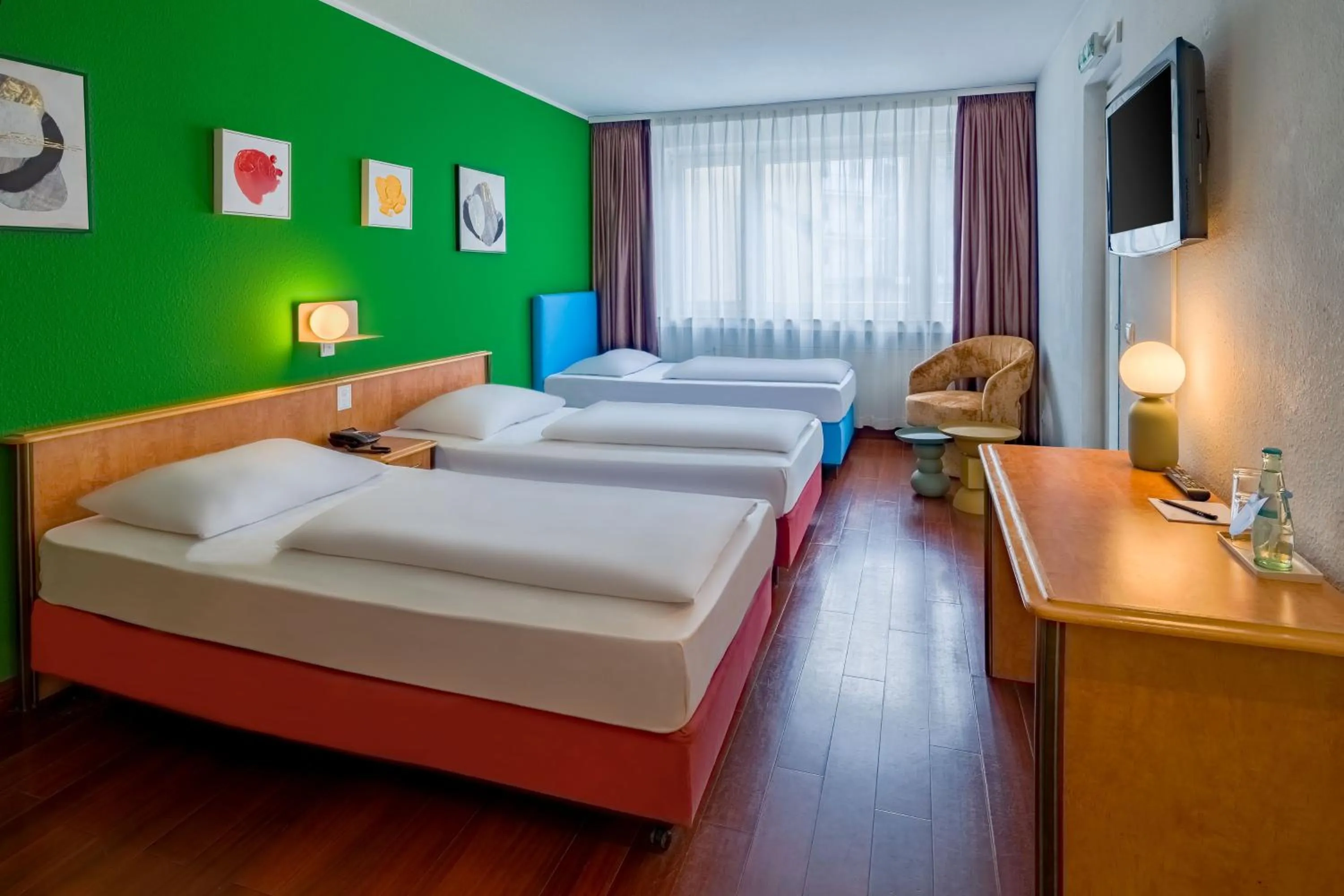 Photo of the whole room, Bed in Rugs Hotel Düsseldorf - Self Check-In