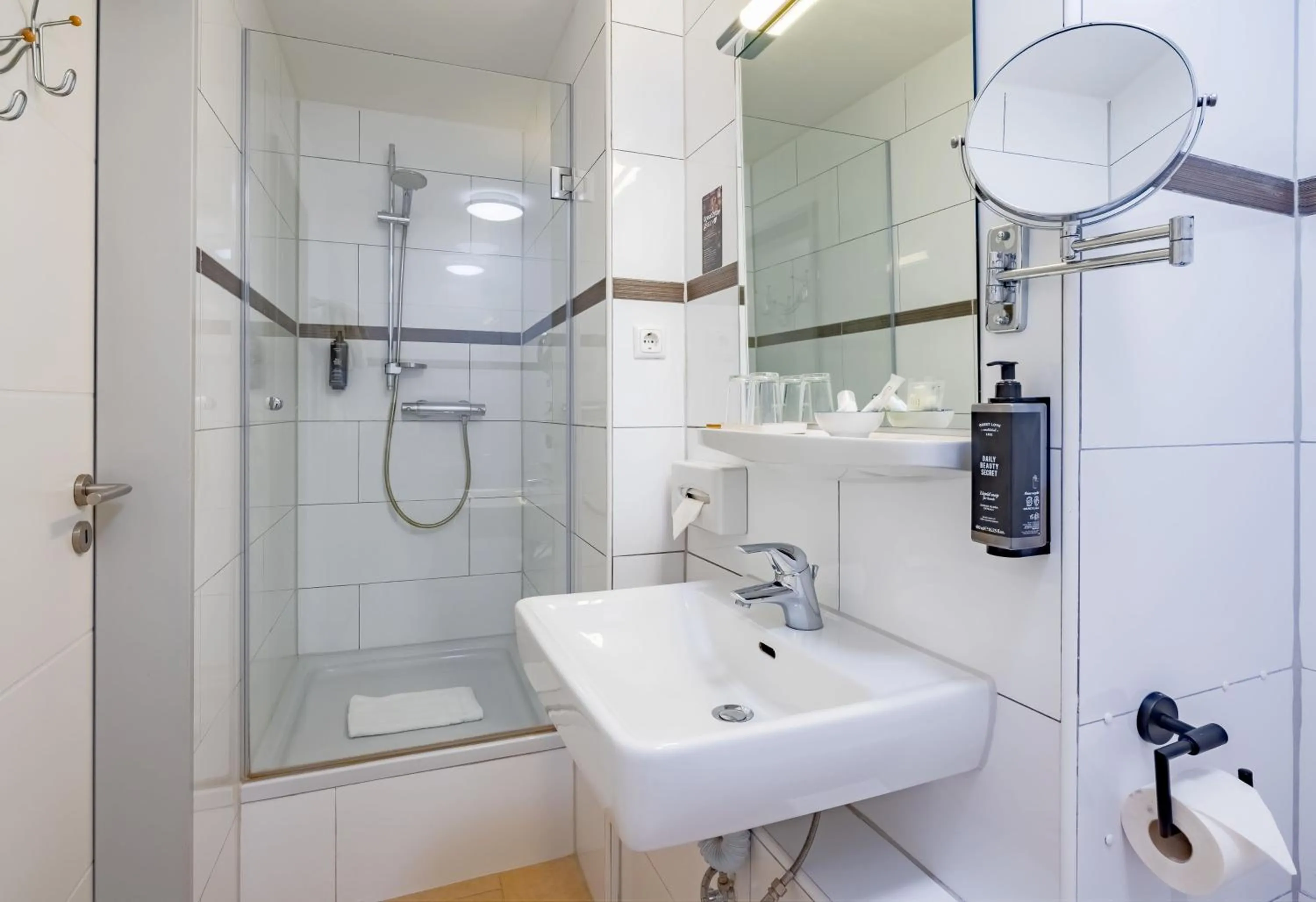 Bathroom in Rugs Hotel Düsseldorf - Self Check-In