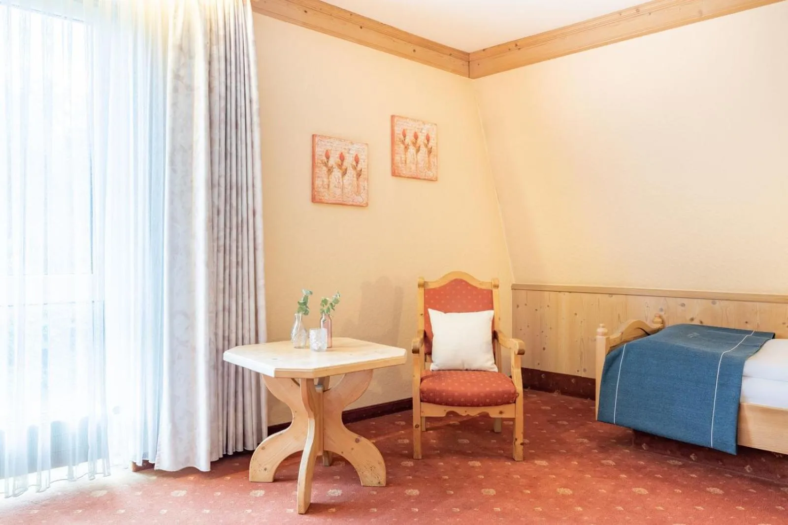 Seating area, Bed in Hotel Elisenhof Mönchengladbach