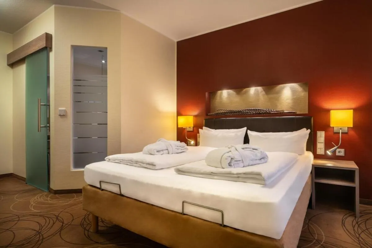 Photo of the whole room, Bed in Hotel Elisenhof Mönchengladbach