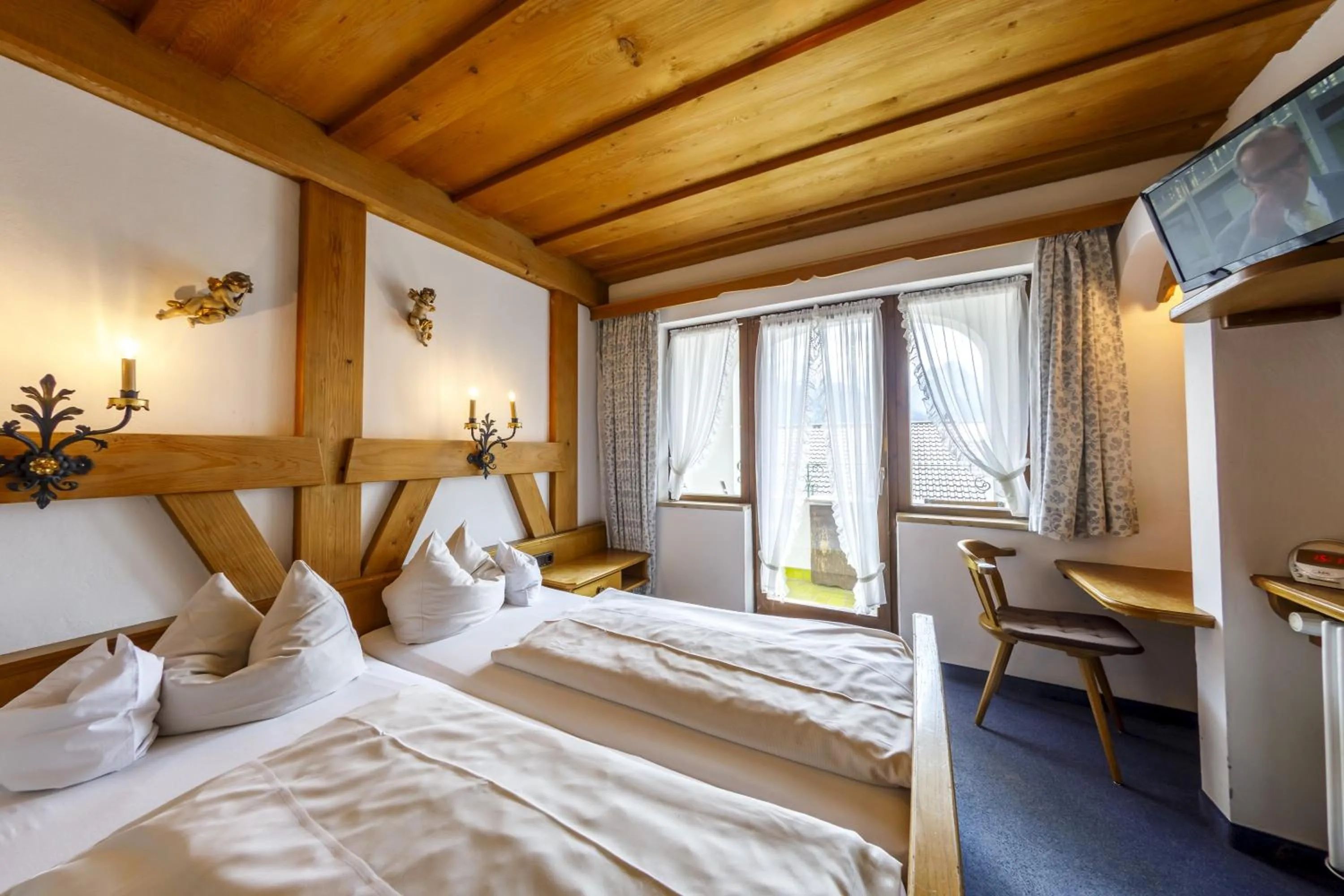 Bedroom, Bed in Hotel & Gasthof Fraundorfer