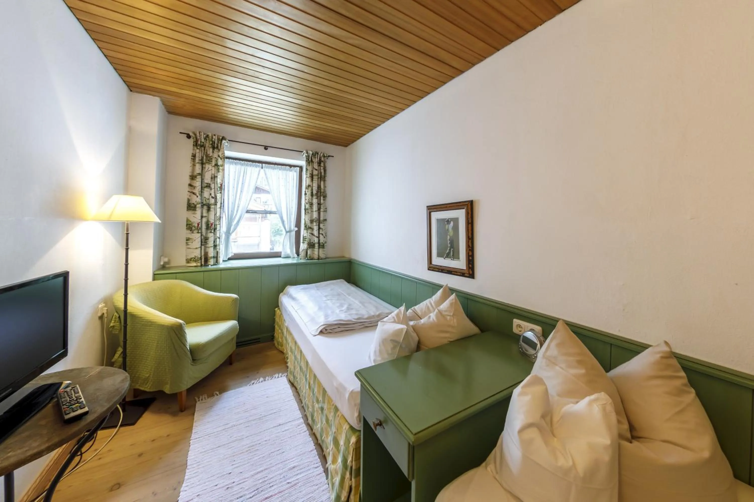 Bedroom, Bed in Hotel & Gasthof Fraundorfer