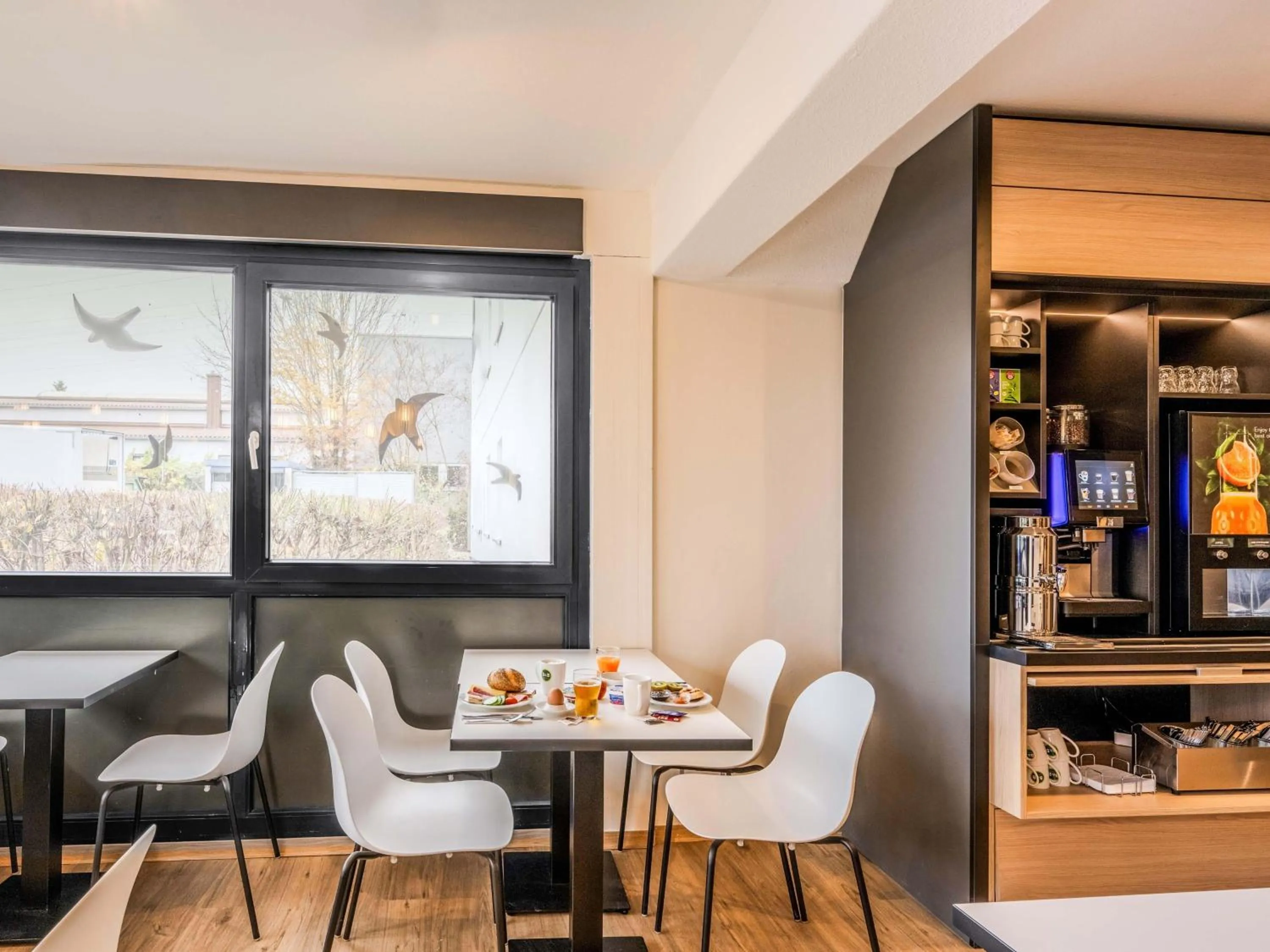 Lounge or bar in B&B HOTEL Ingolstadt-Lenting