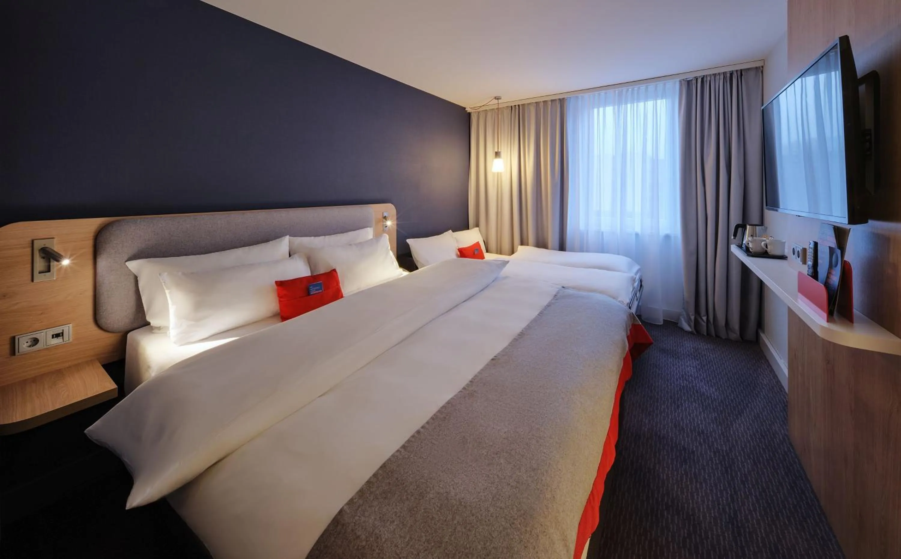 Photo of the whole room, Bed in Holiday Inn Express Cologne Muelheim by IHG