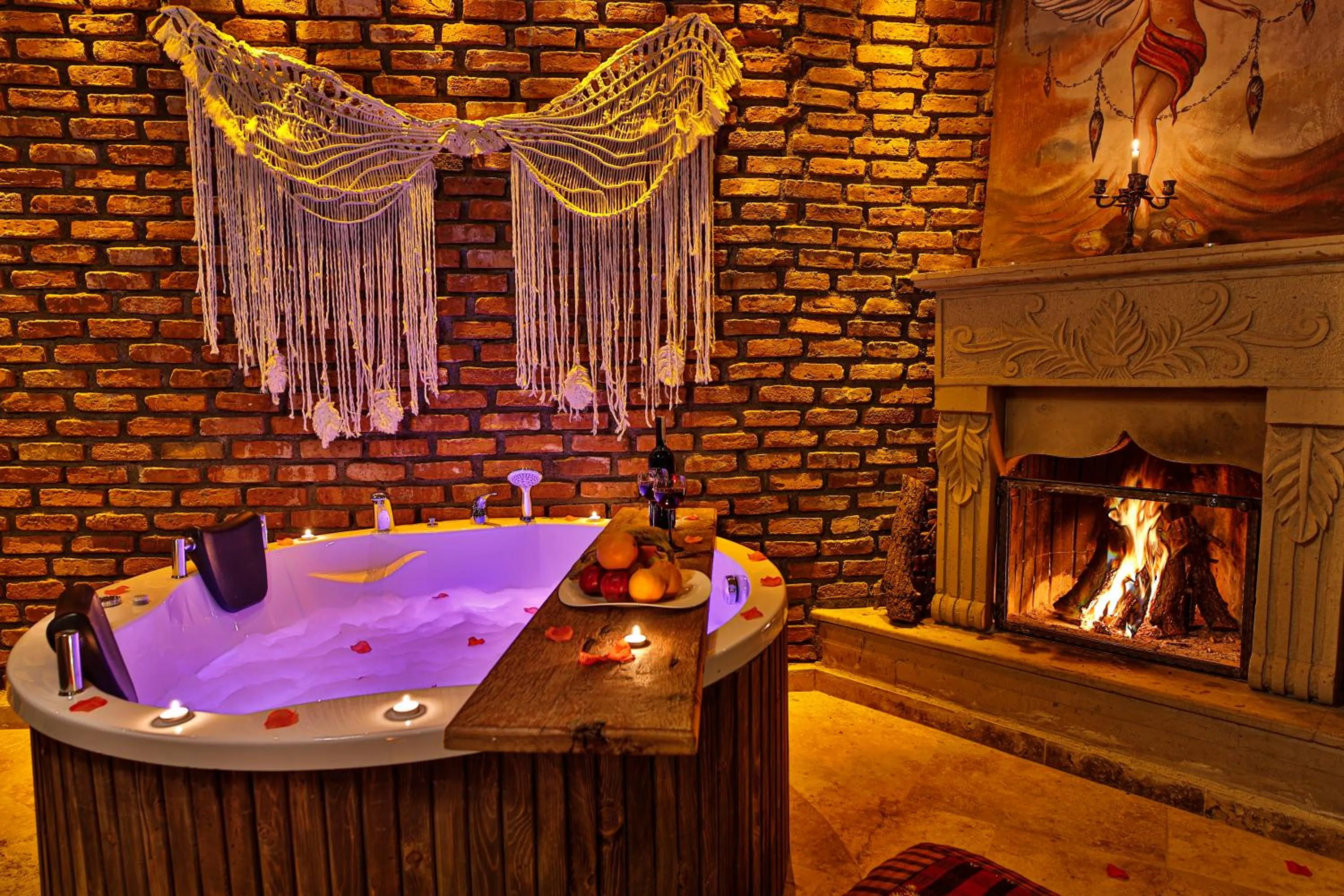 Hot Tub in Casia Cave Suites