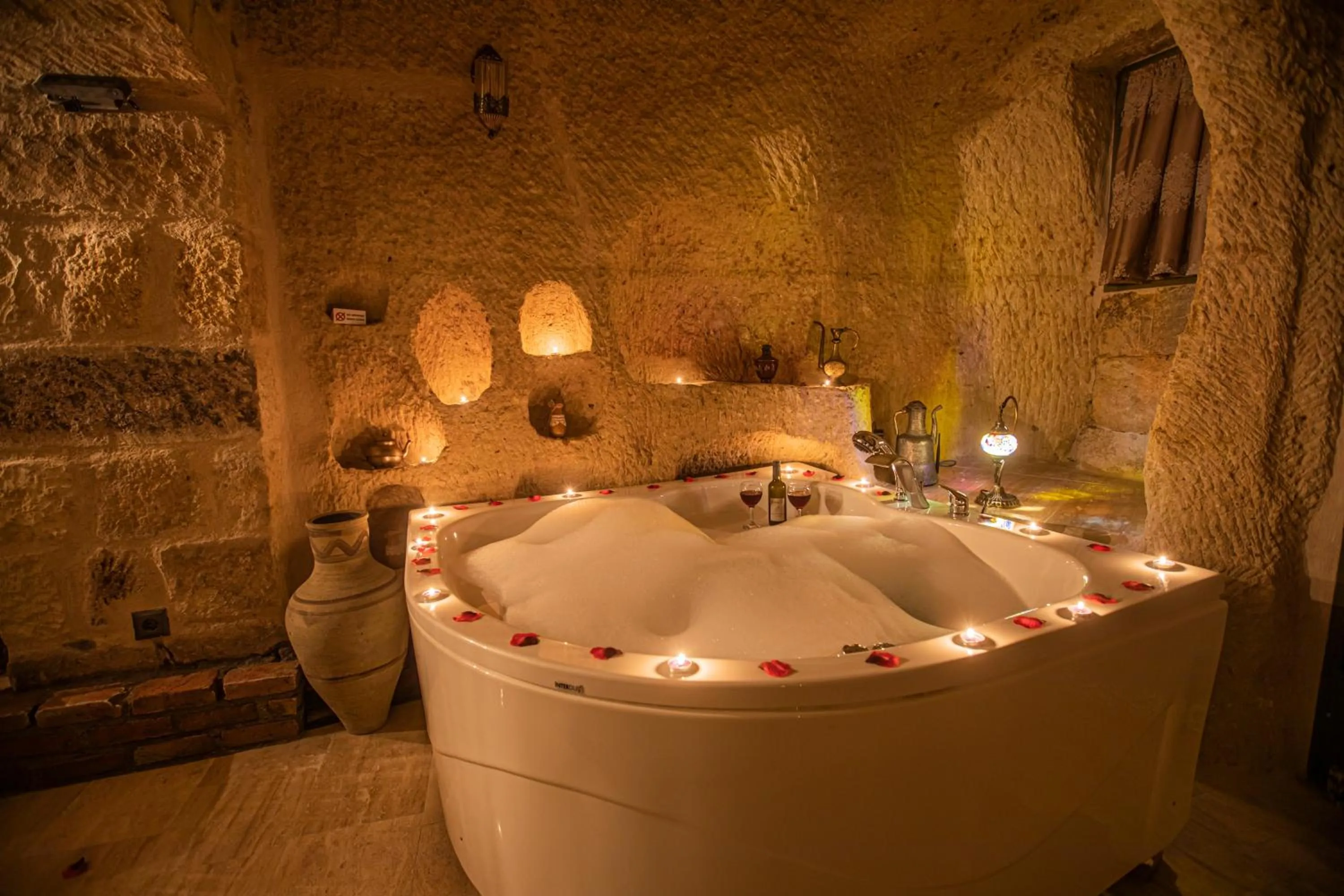 Hot Tub in Casia Cave Suites