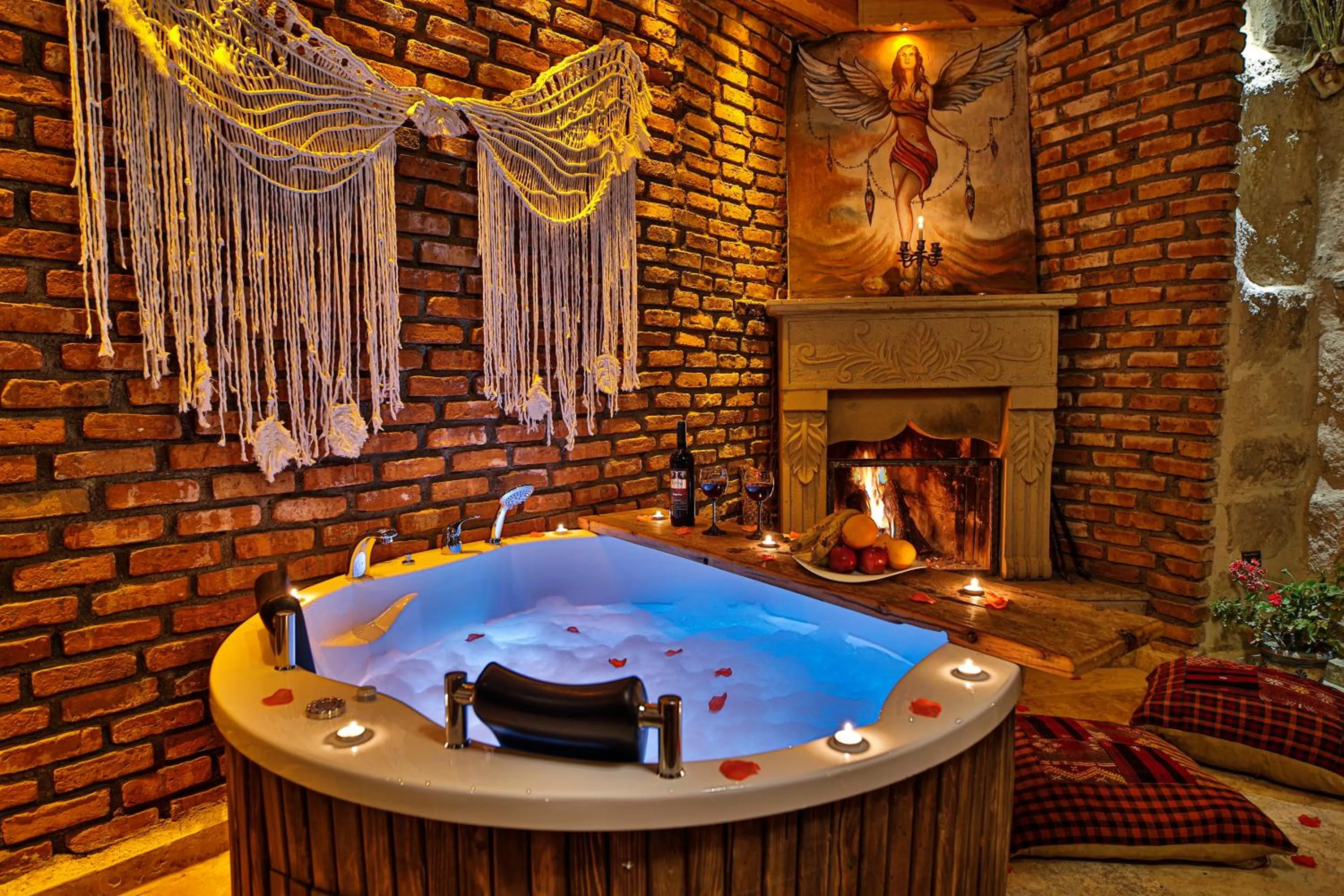 Hot Tub in Casia Cave Suites