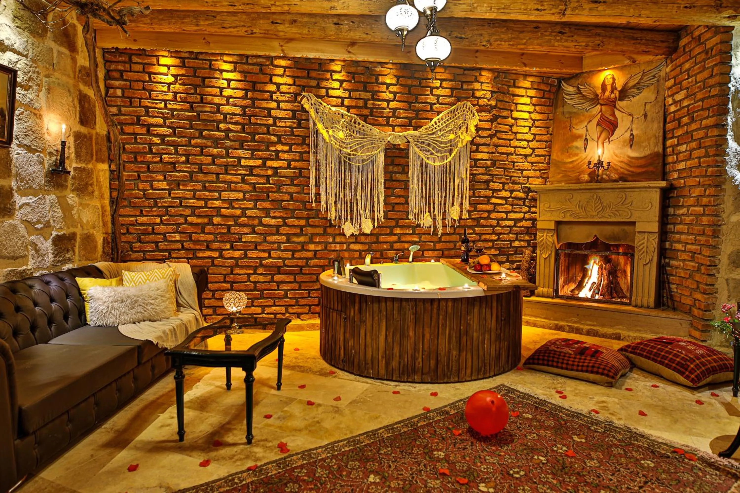 Hot Tub in Casia Cave Suites