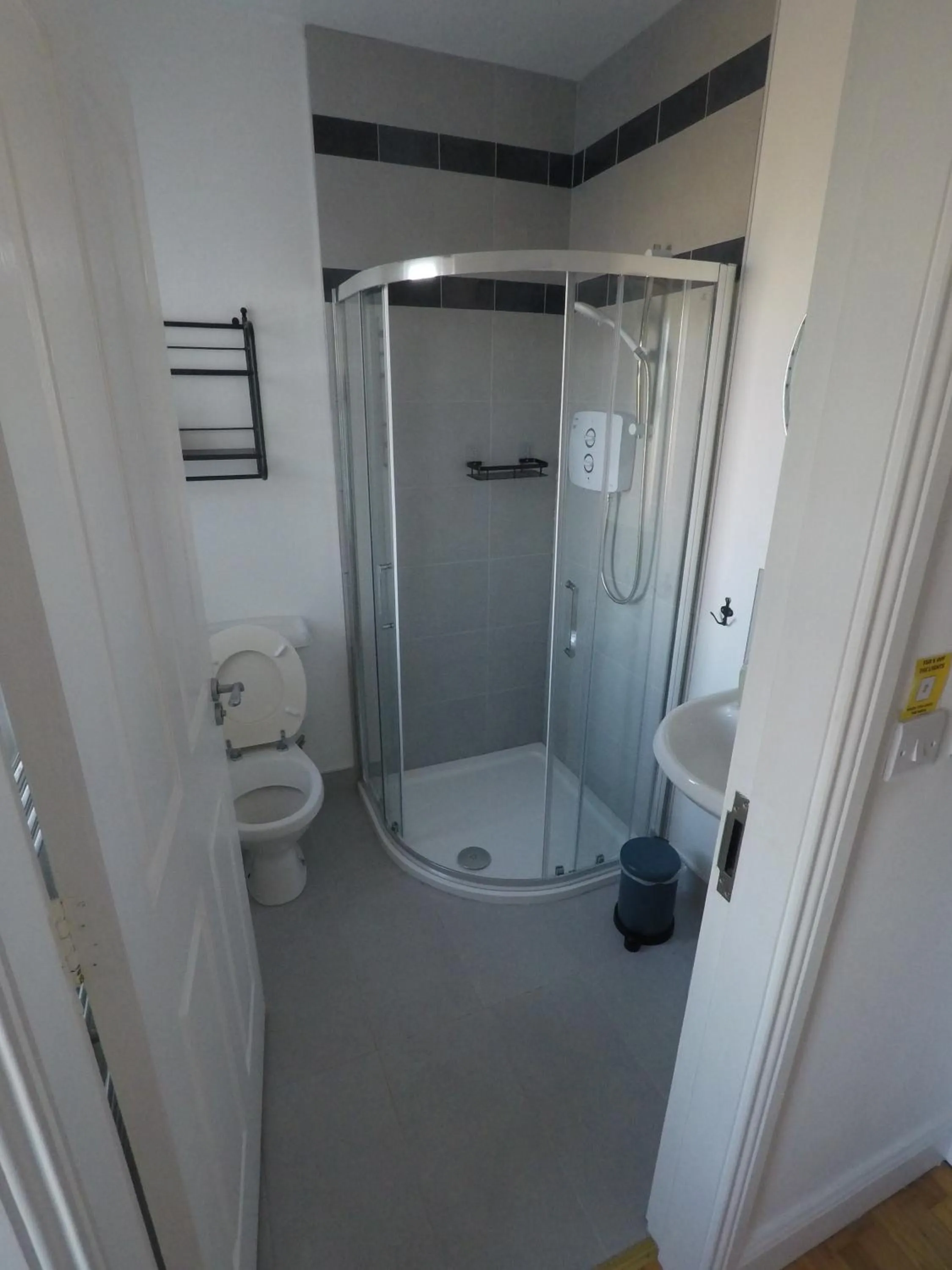 Shower in Seagull Cottage B&B