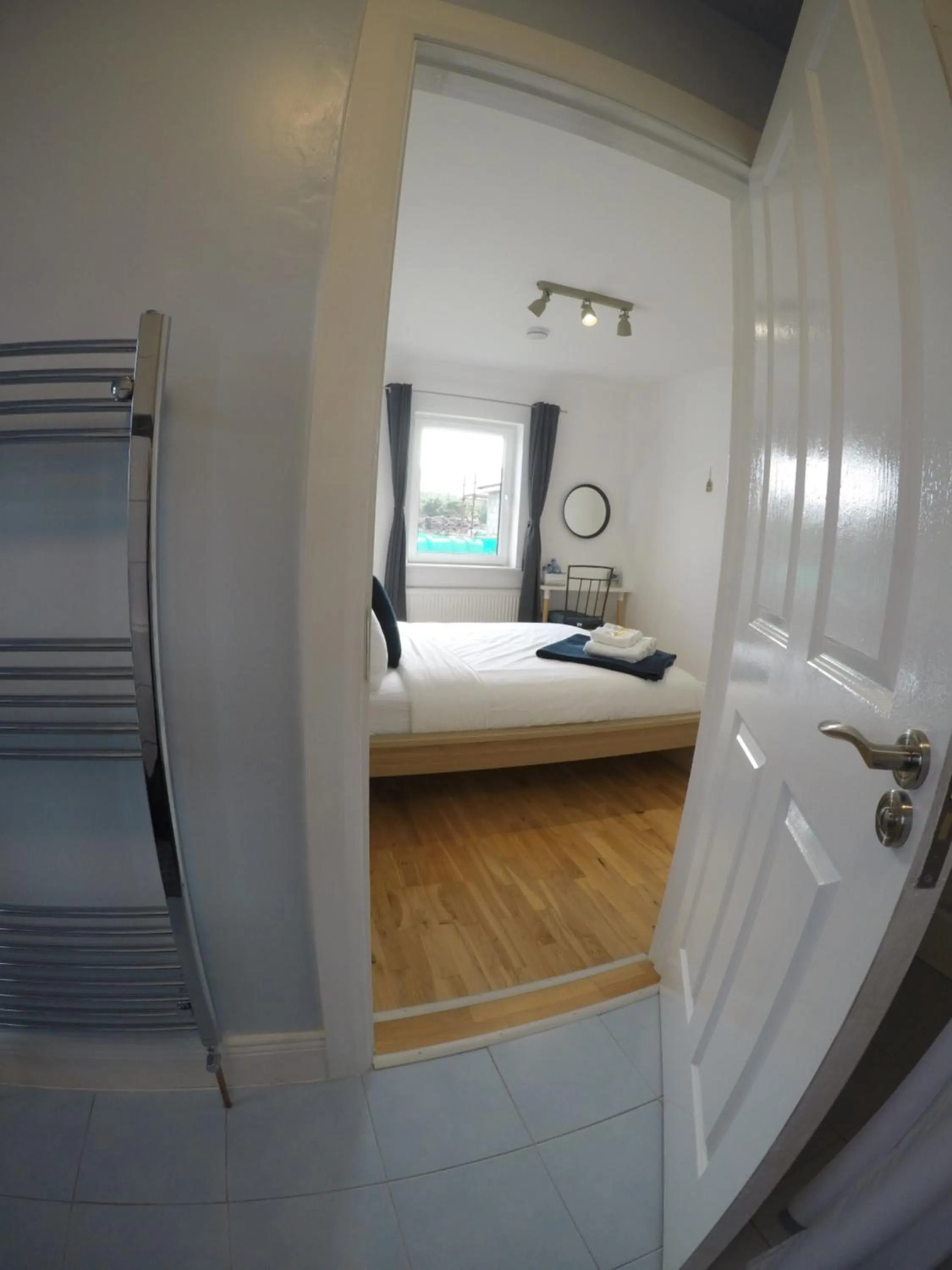 Bathroom, Bed in Seagull Cottage B&B