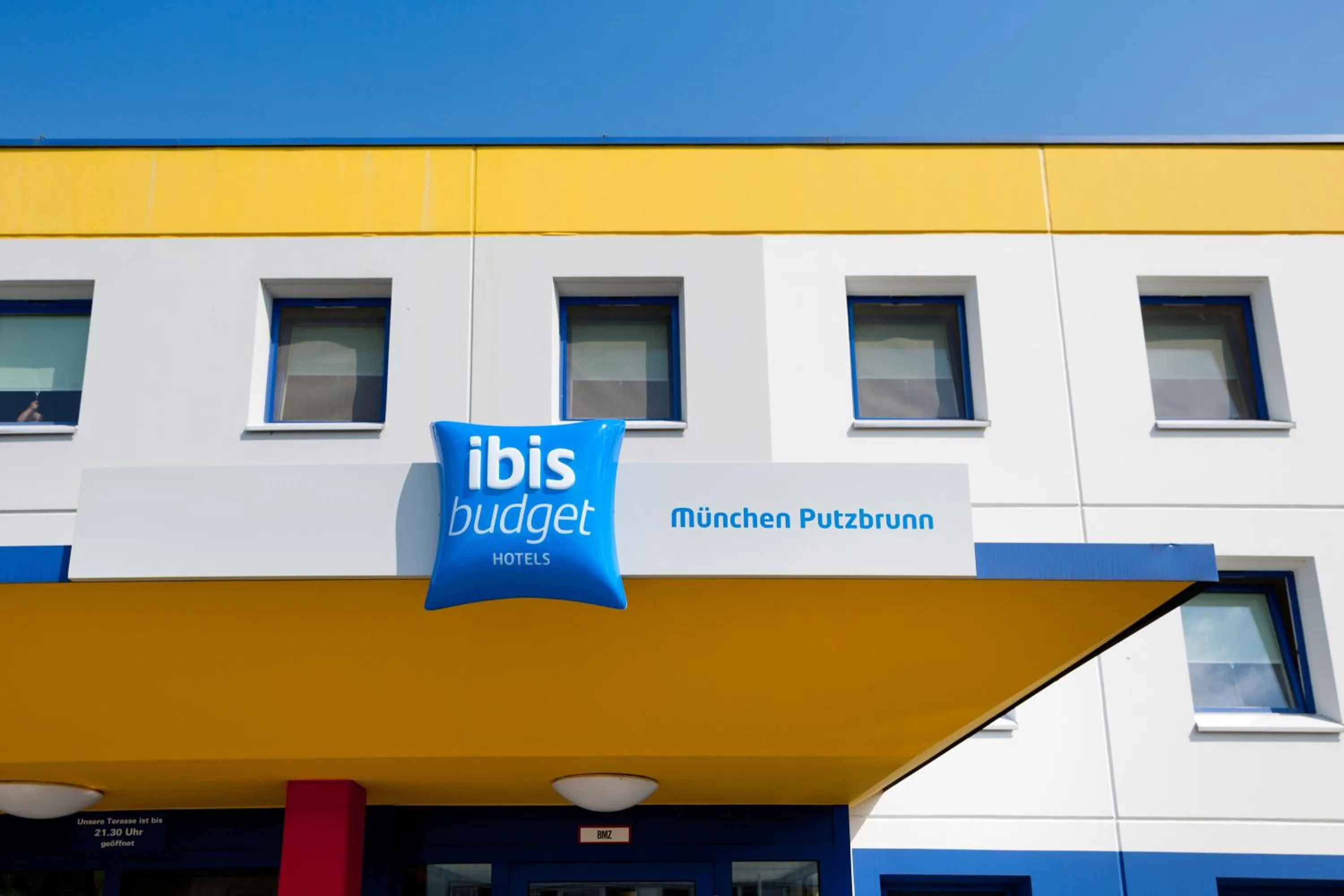 Facade/entrance in ibis budget Muenchen Putzbrunn
