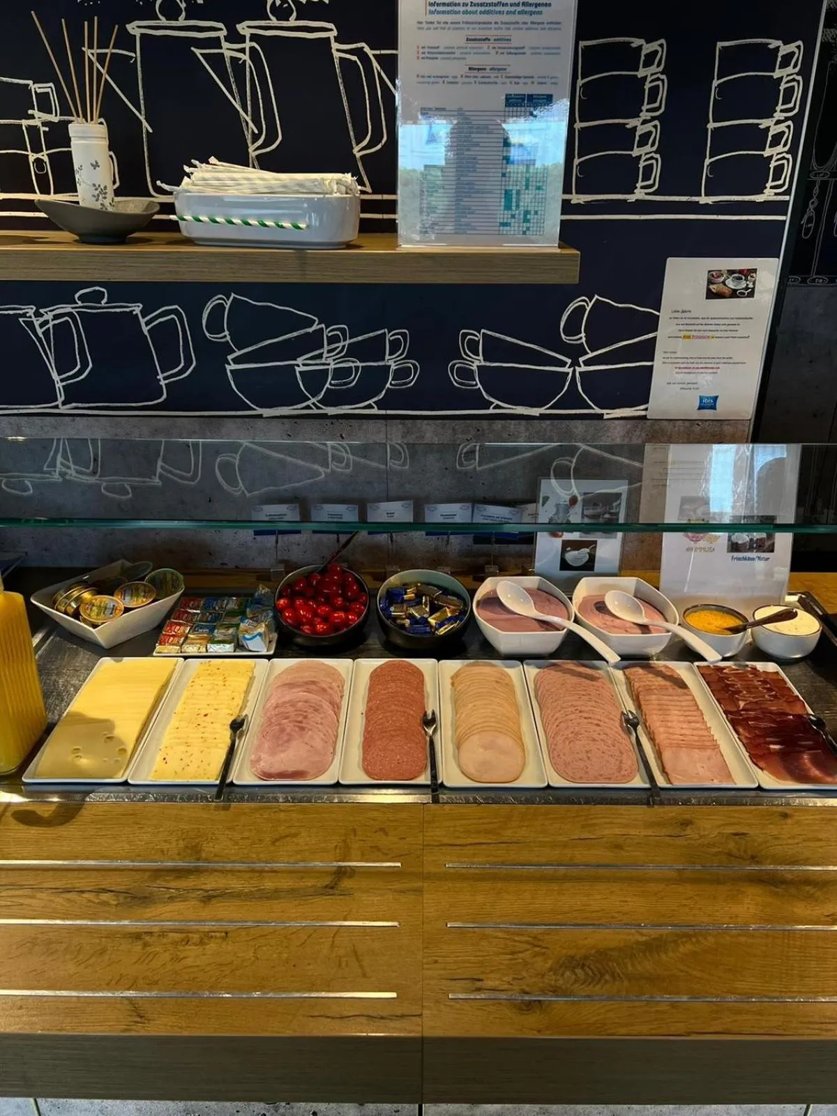 Food and drinks in ibis budget Muenchen Putzbrunn